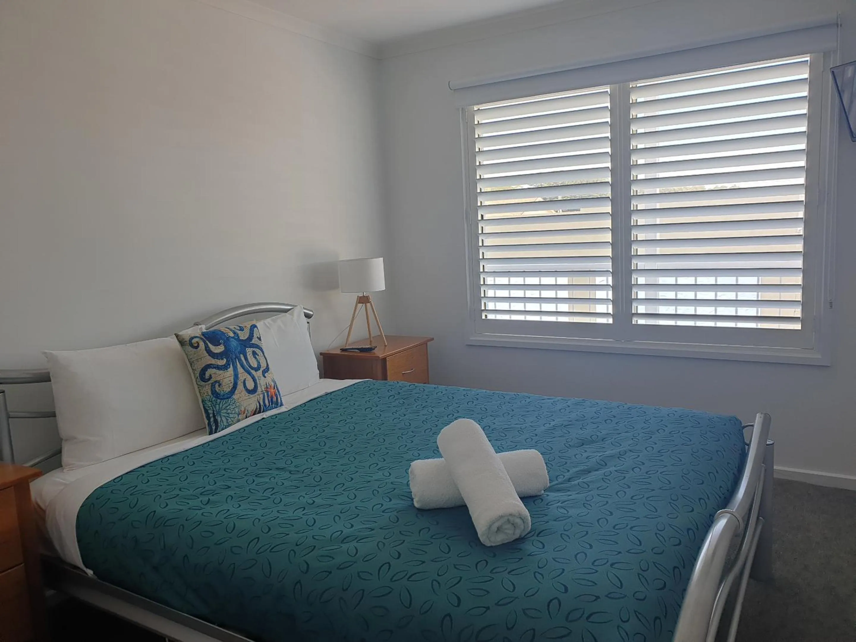 Bedroom, Bed in Comfort Inn Warrnambool International now Waves Motel and Apartments