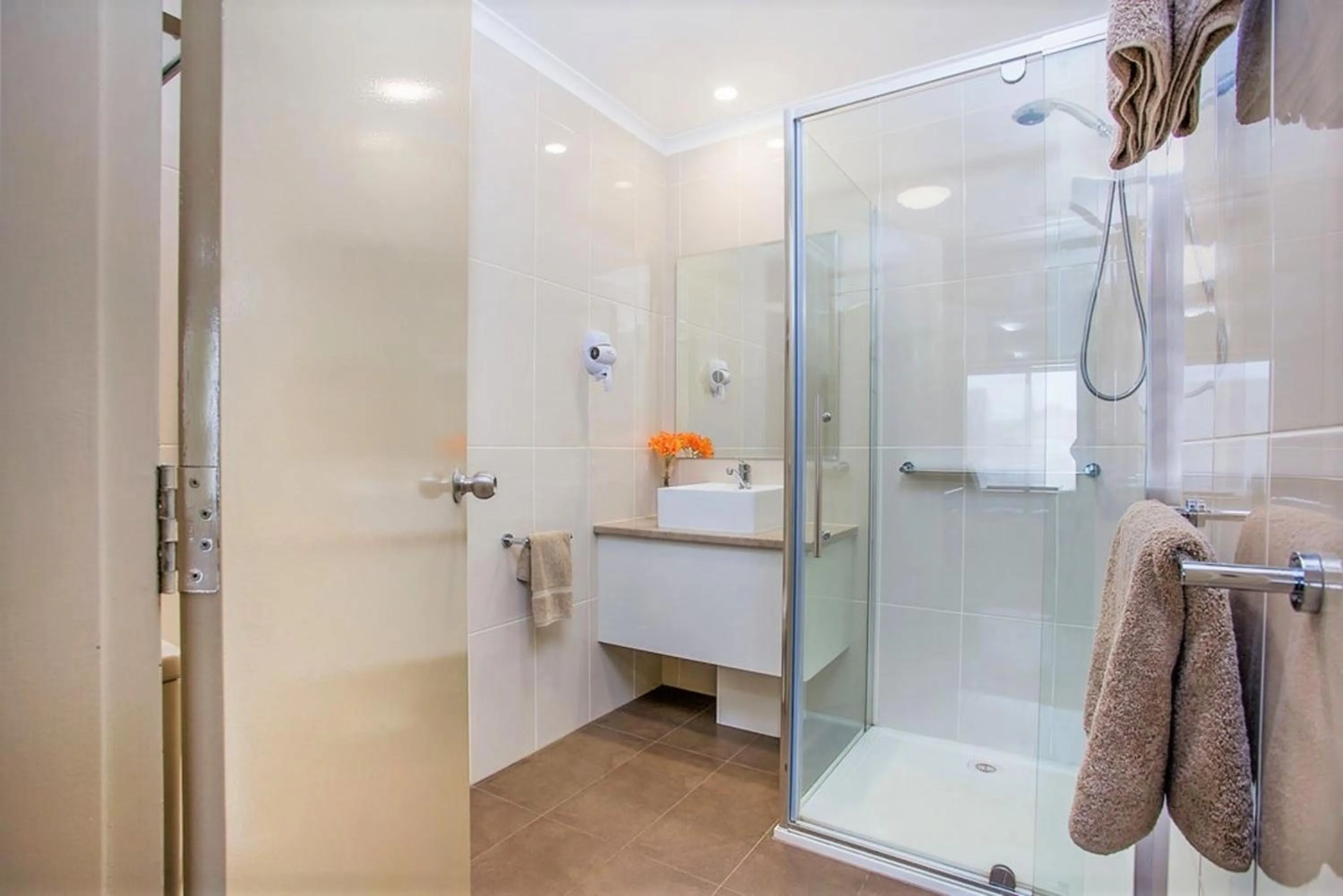 Shower in Comfort Inn Warrnambool International now Waves Motel and Apartments