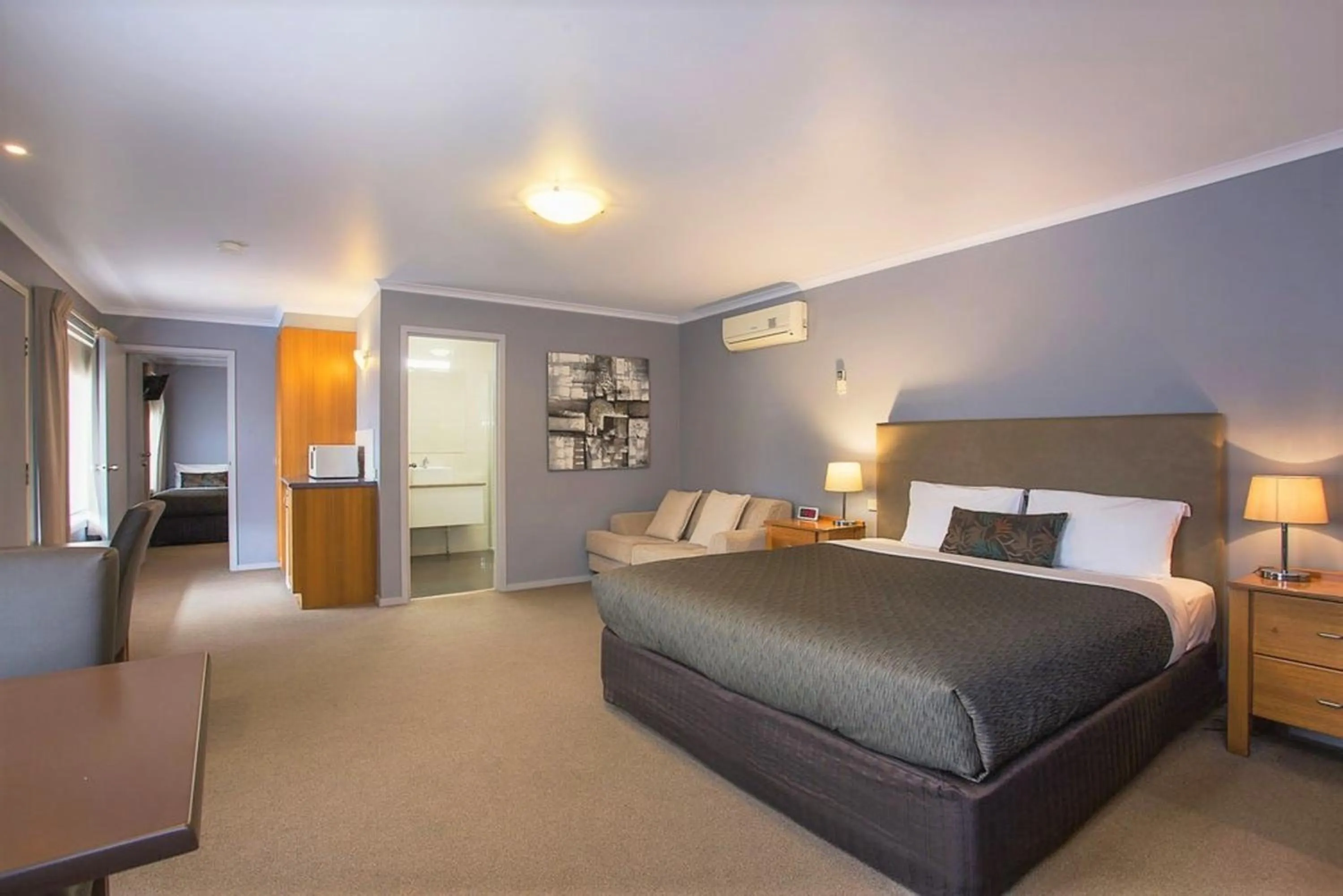 Living room, Bed in Comfort Inn Warrnambool International now Waves Motel and Apartments