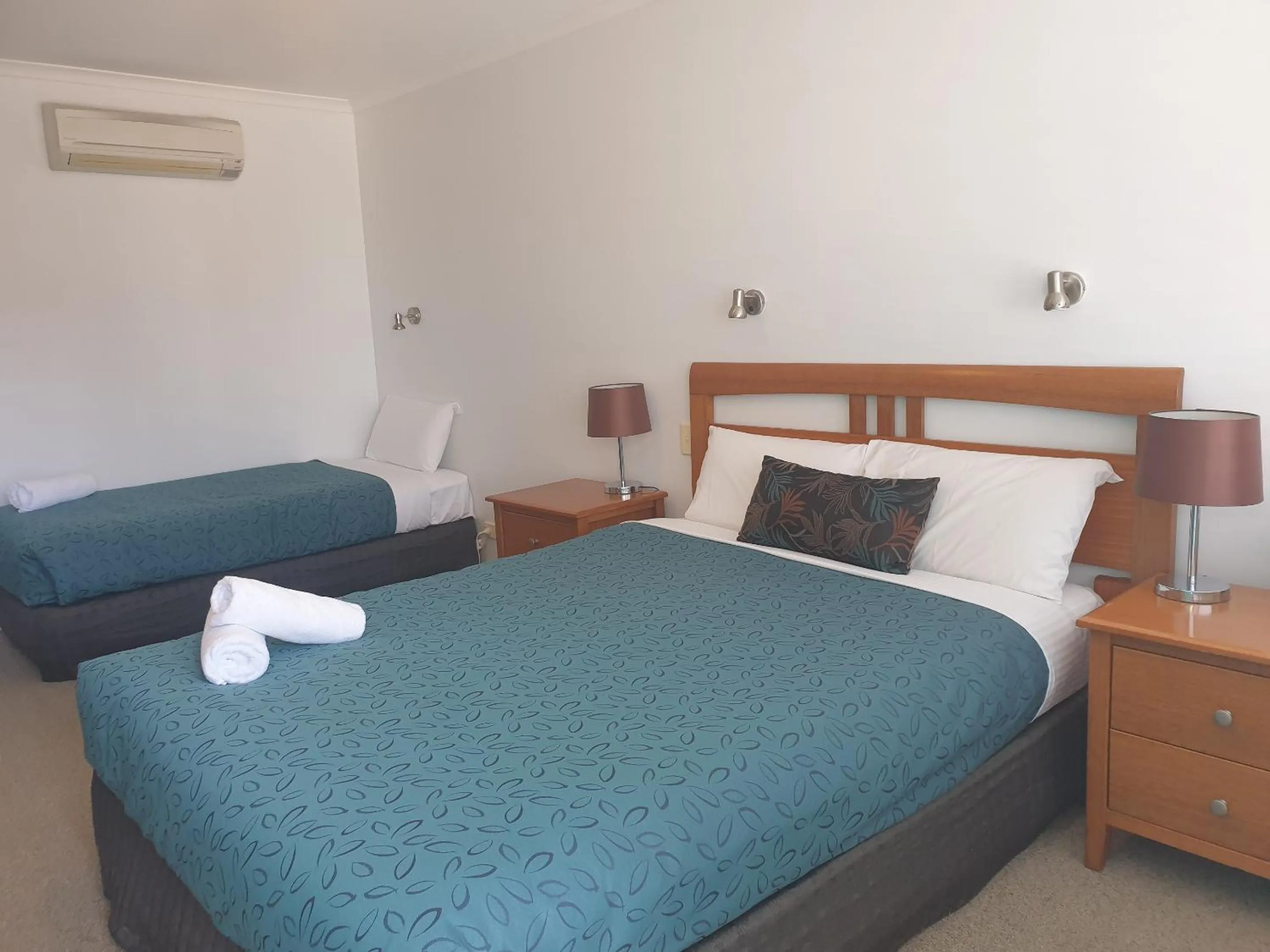 Bed in Comfort Inn Warrnambool International now Waves Motel and Apartments