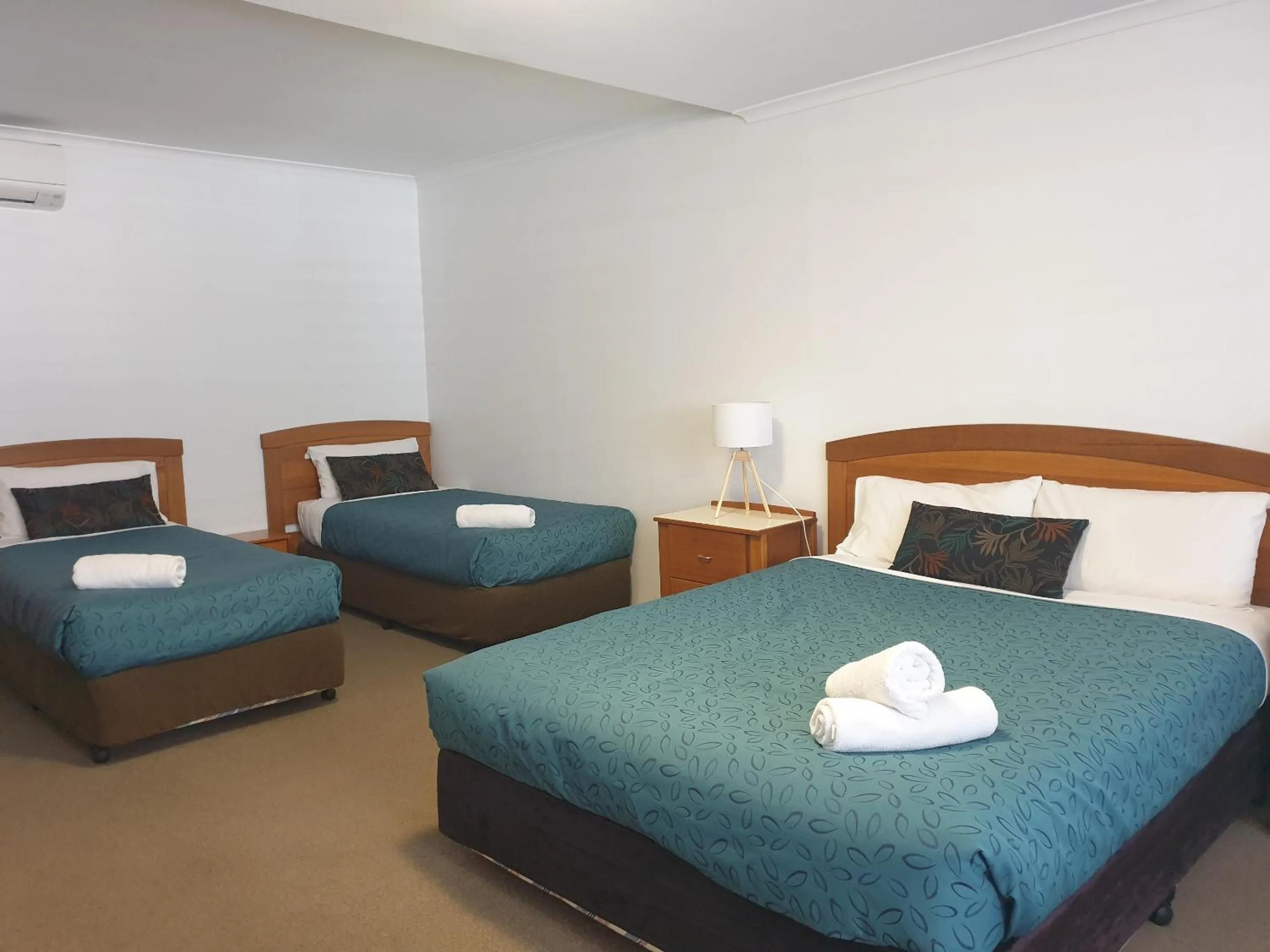 Bedroom, Bed in Comfort Inn Warrnambool International now Waves Motel and Apartments