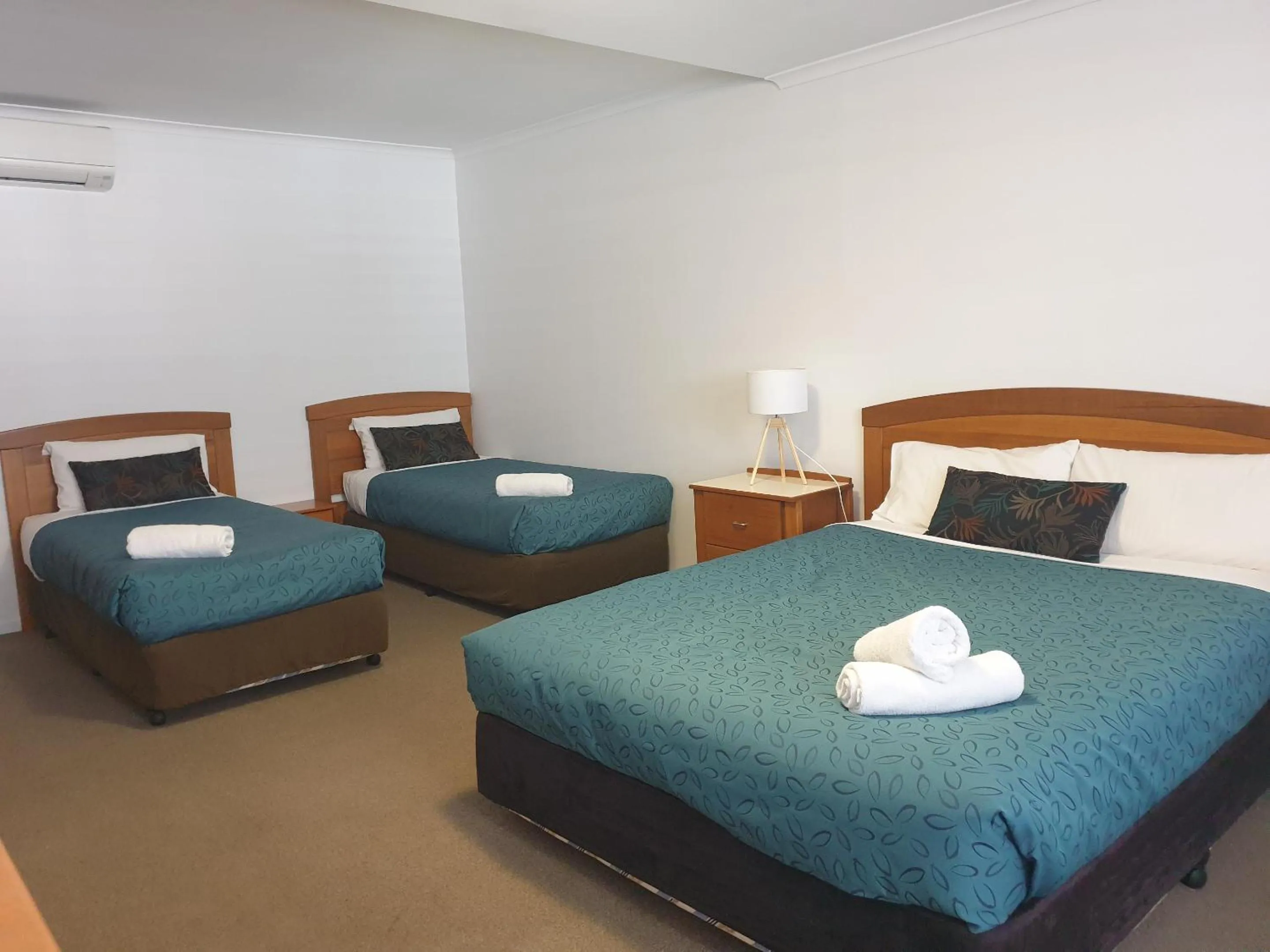 Bedroom, Bed in Comfort Inn Warrnambool International now Waves Motel and Apartments
