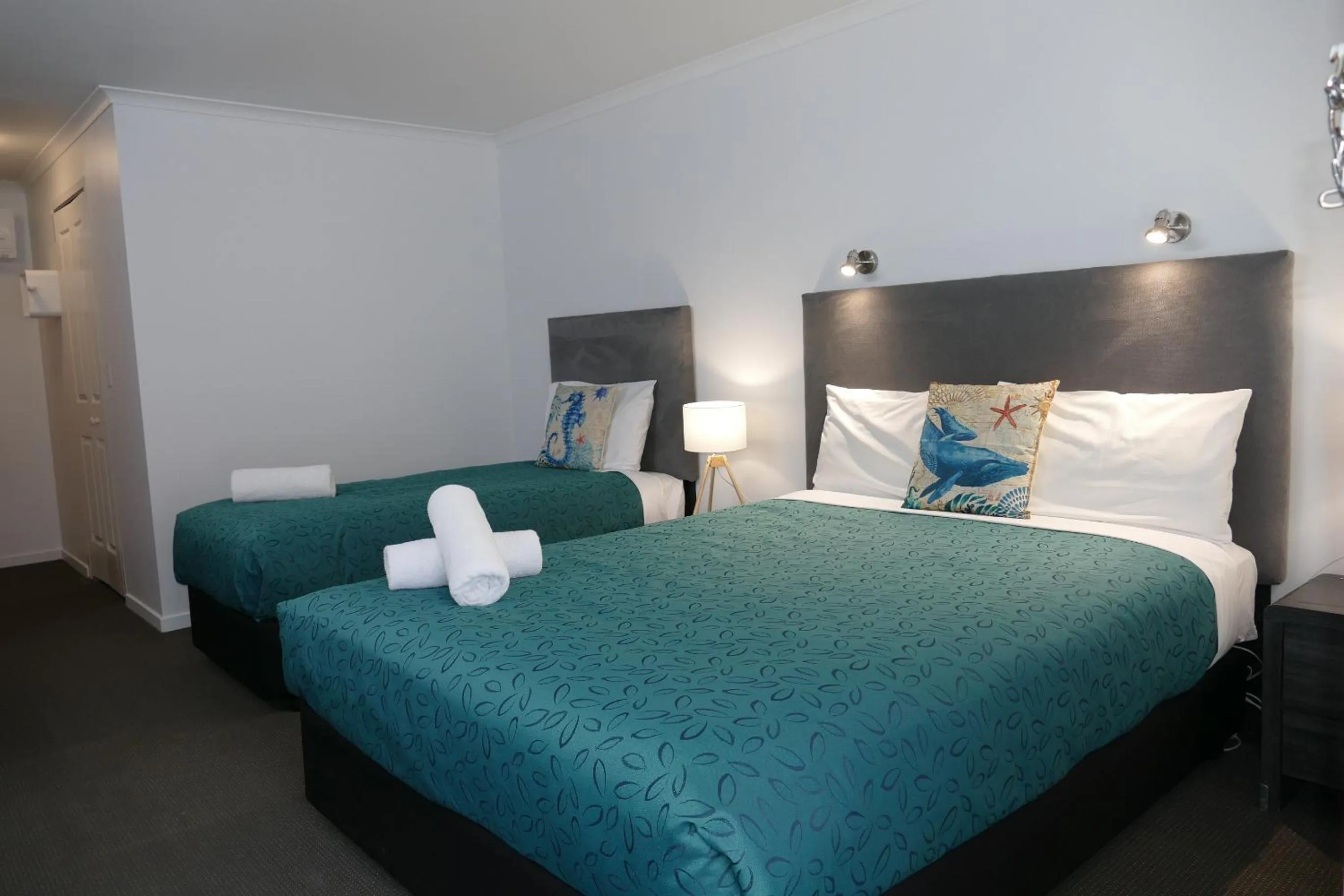 Bed in Comfort Inn Warrnambool International now Waves Motel and Apartments