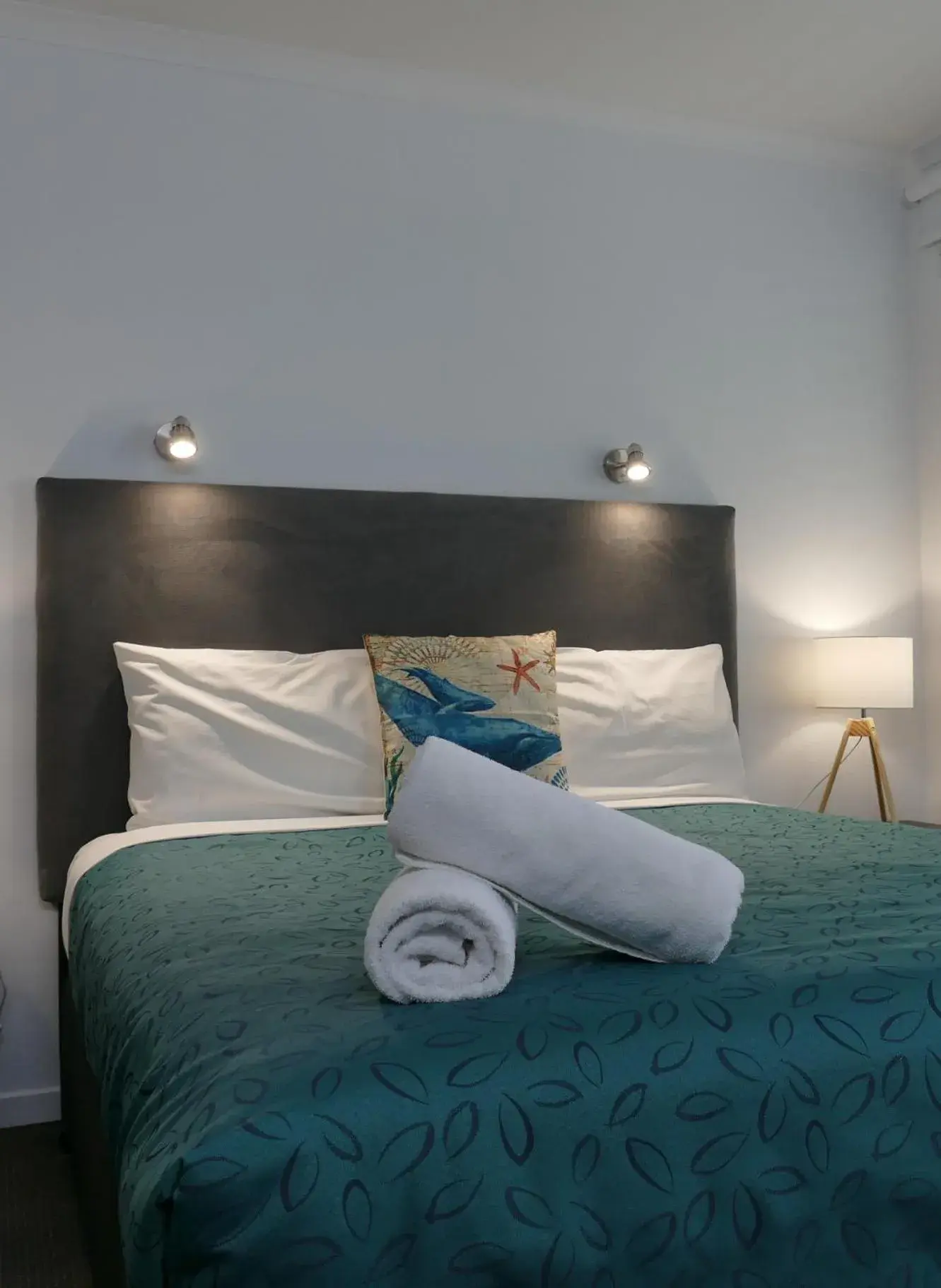 Standard Queen Room in Comfort Inn Warrnambool International now Waves Motel and Apartments Standard Queen Room in Comfort Inn Warrnambool International now Waves Motel and Apartments