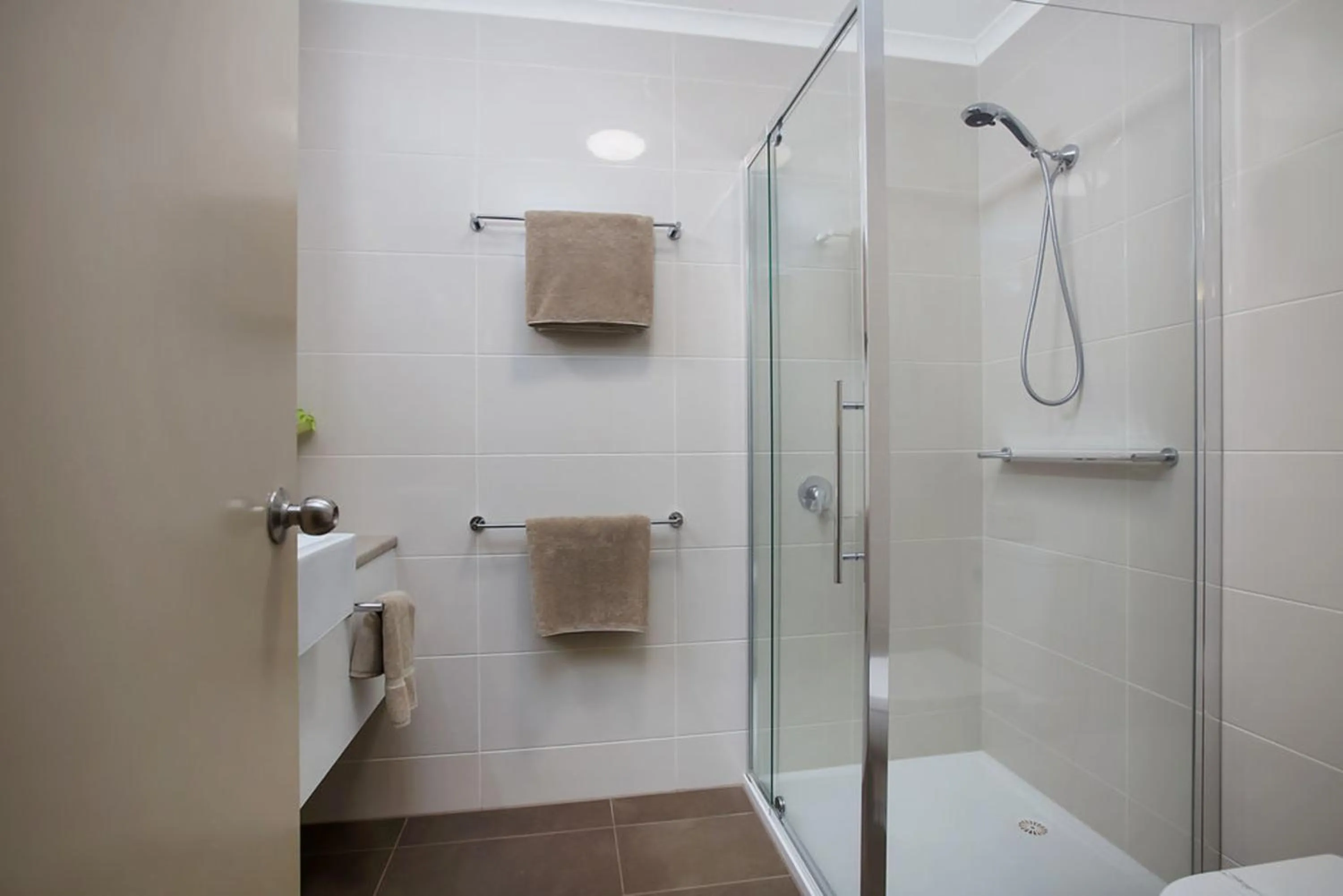Bathroom in Comfort Inn Warrnambool International now Waves Motel and Apartments
