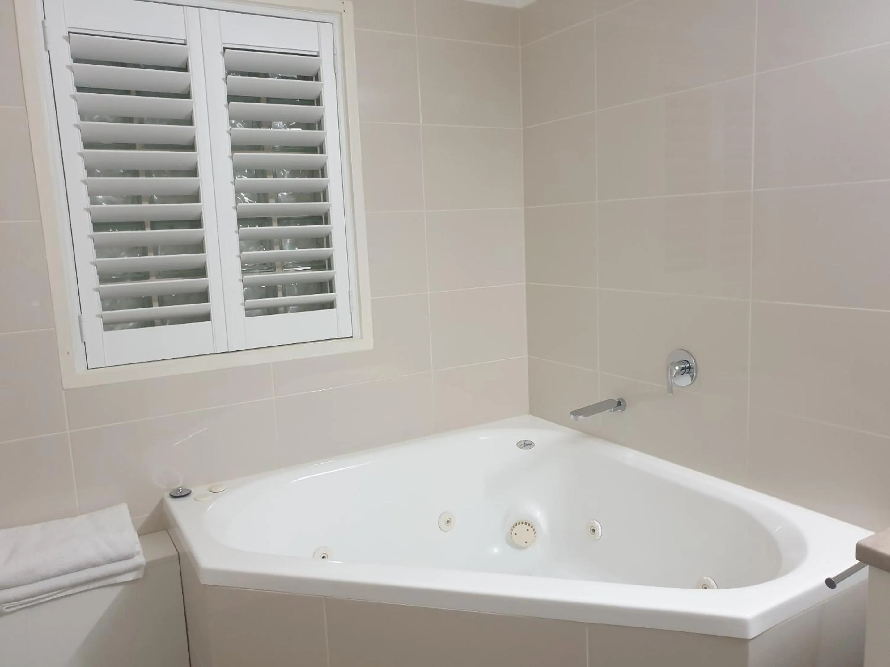 Bathroom in Comfort Inn Warrnambool International now Waves Motel and Apartments