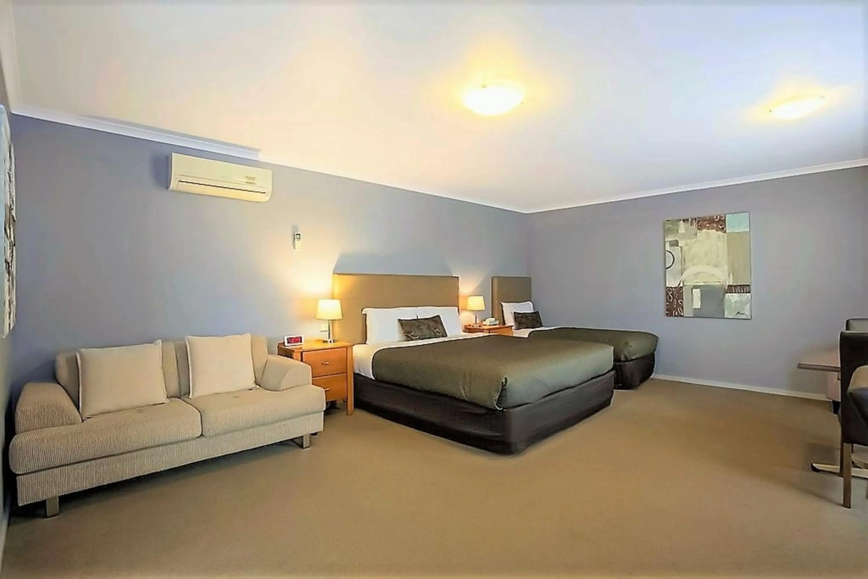Living room, Bed in Comfort Inn Warrnambool International now Waves Motel and Apartments
