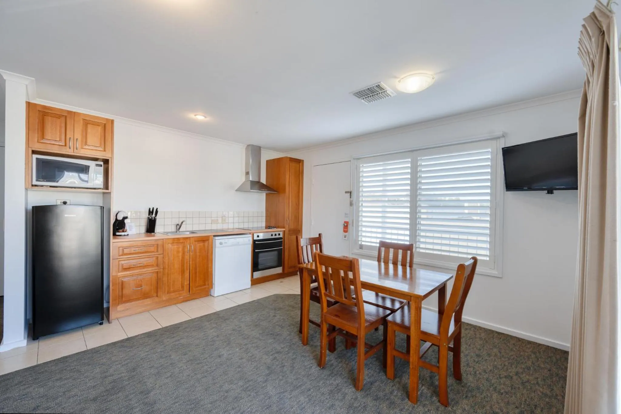 Dining area in Comfort Inn Warrnambool International now Waves Motel and Apartments
