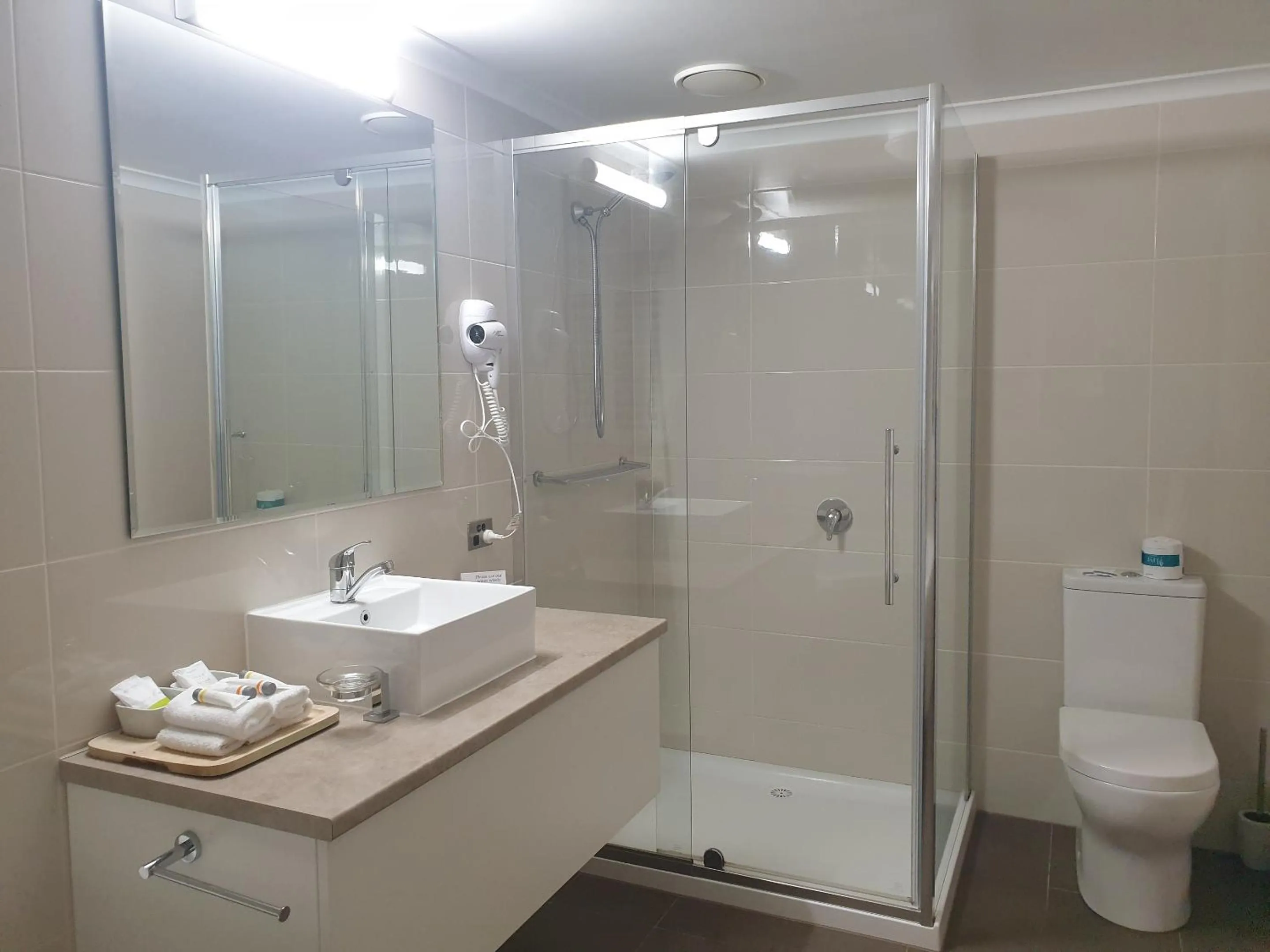 Bathroom in Comfort Inn Warrnambool International now Waves Motel and Apartments