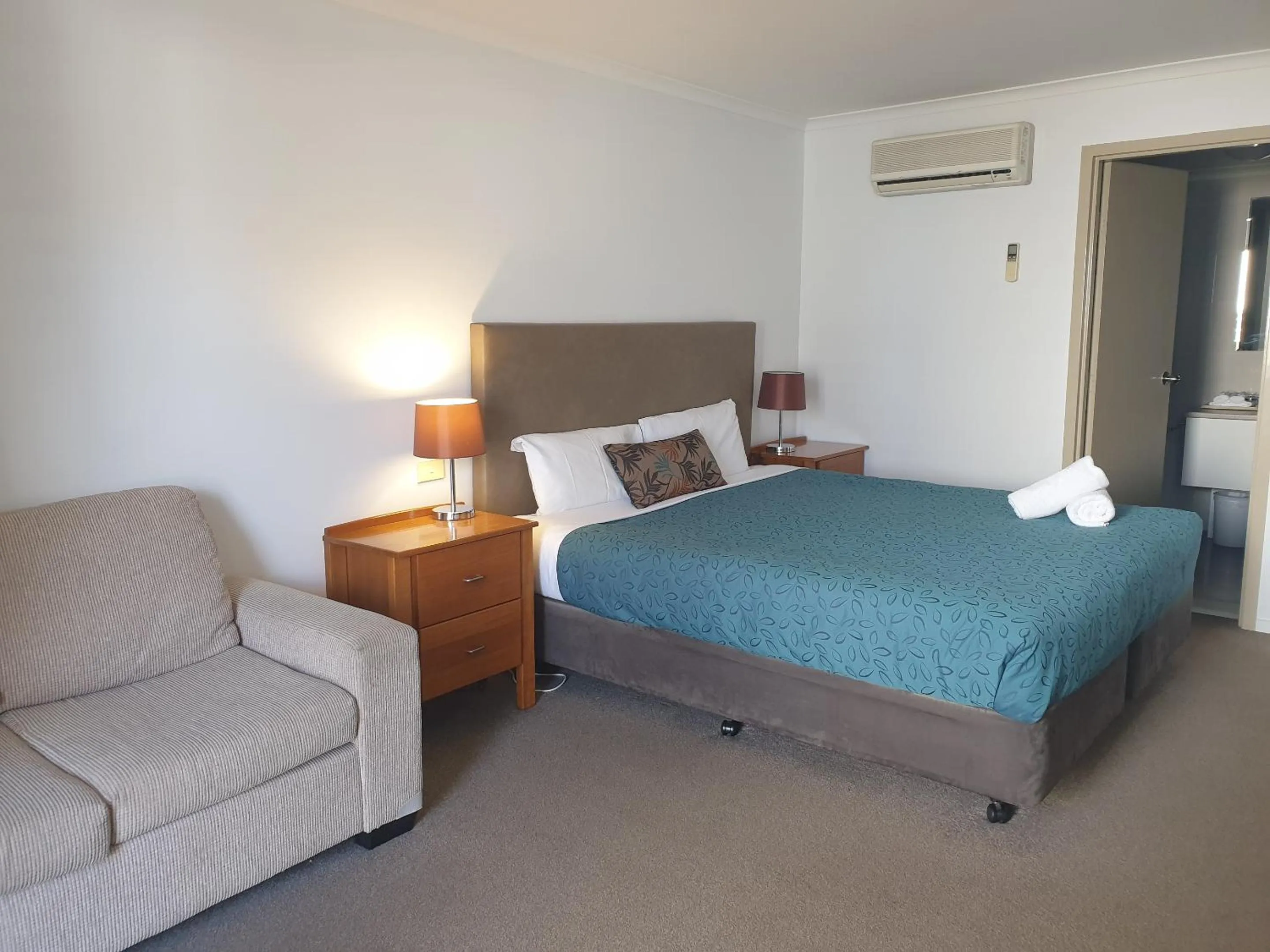 Bedroom, Bed in Comfort Inn Warrnambool International now Waves Motel and Apartments