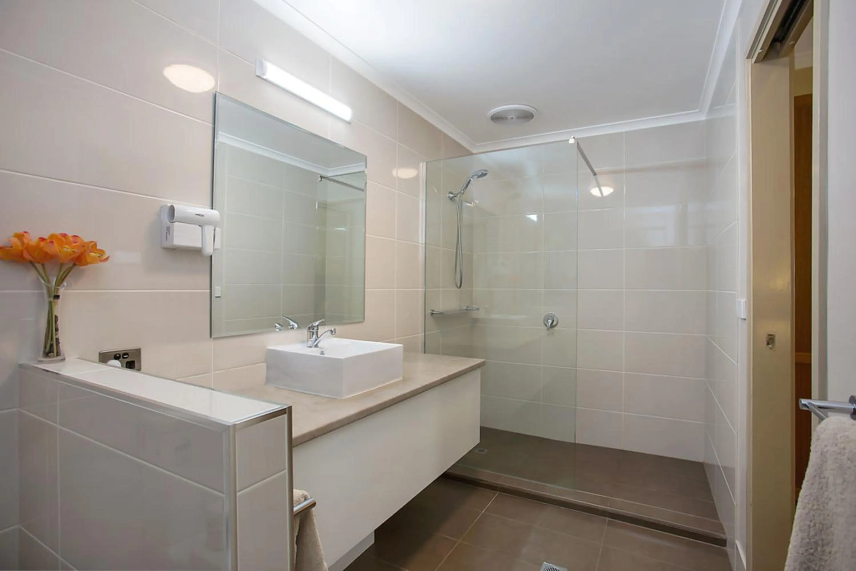 Bathroom in Comfort Inn Warrnambool International now Waves Motel and Apartments