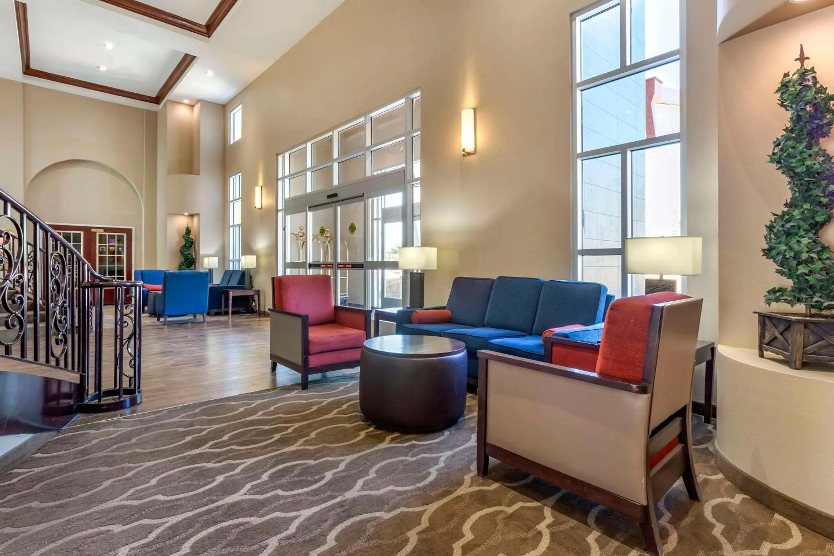 Lobby or reception in Comfort Suites Phoenix Airport