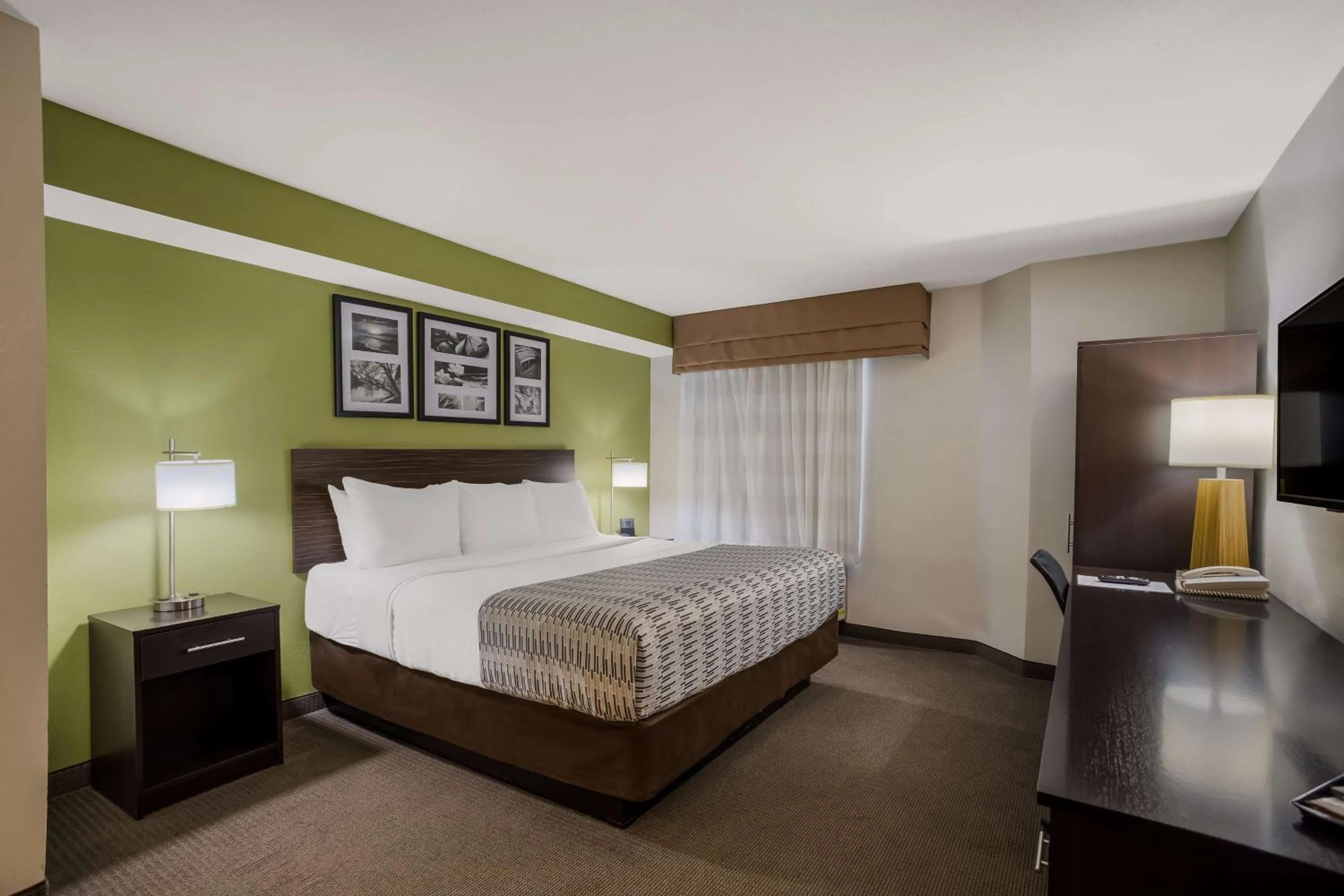 Bedroom, Bed in SureStay Plus by Best Western Mesa Superstition Springs