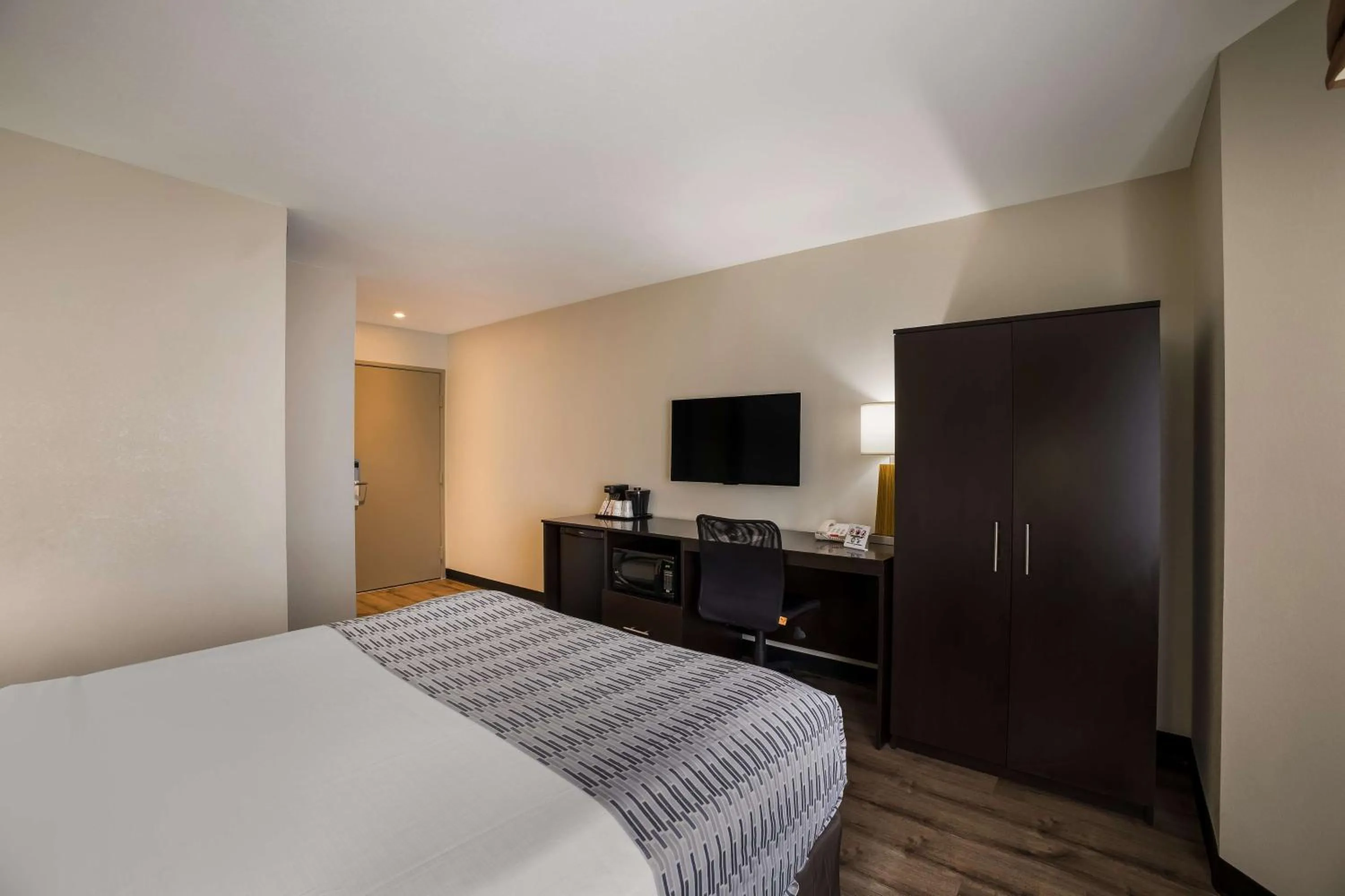 Bedroom, Bed in SureStay Plus by Best Western Mesa Superstition Springs