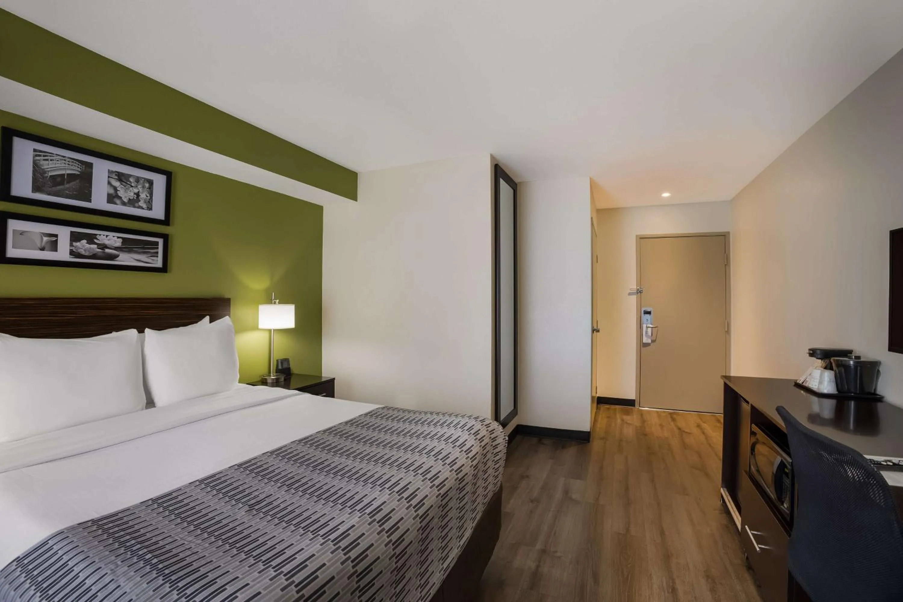 Bedroom, Bed in SureStay Plus by Best Western Mesa Superstition Springs