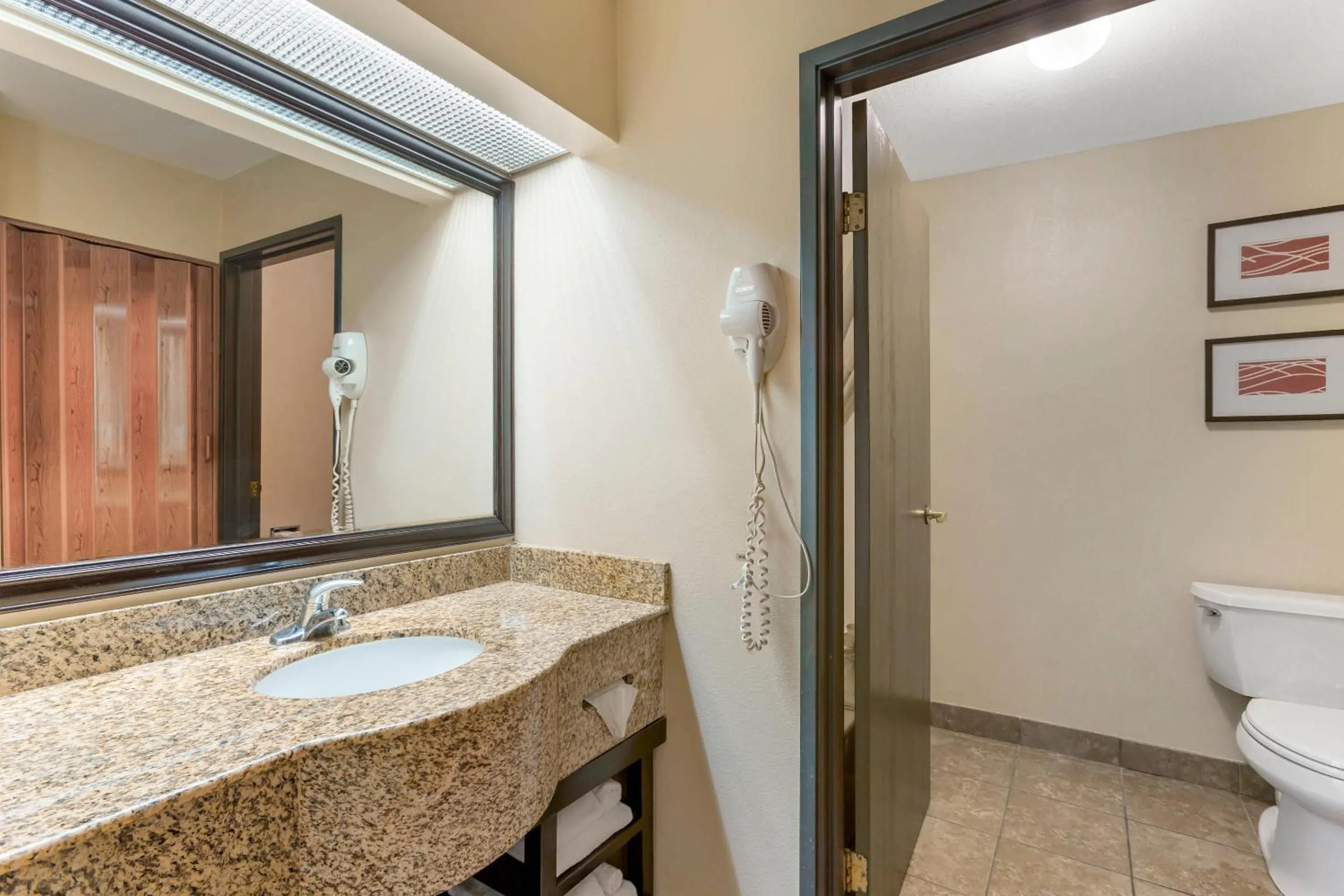 Bedroom in Comfort Inn Phoenix Central City