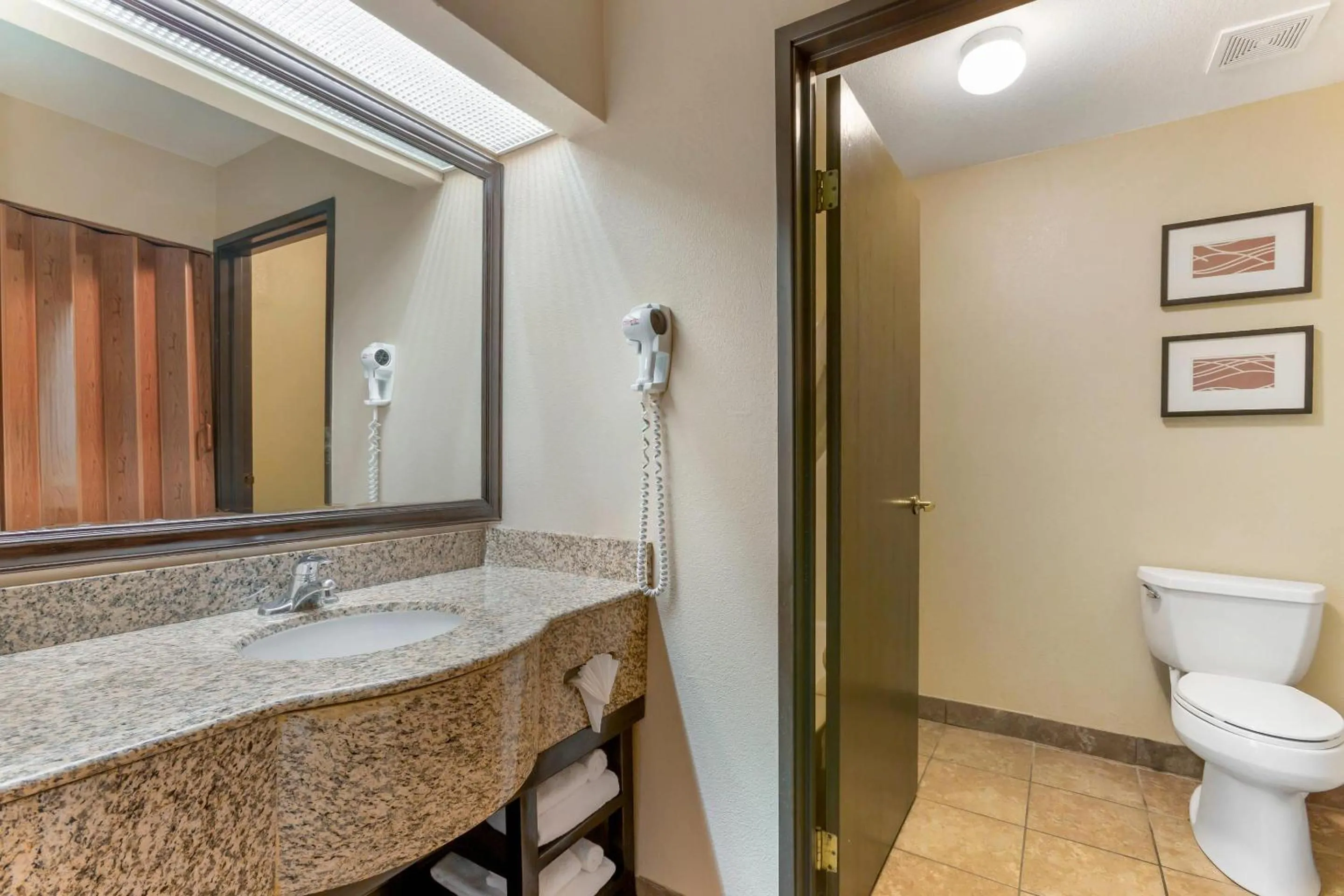 Bedroom in Comfort Inn Phoenix Central City