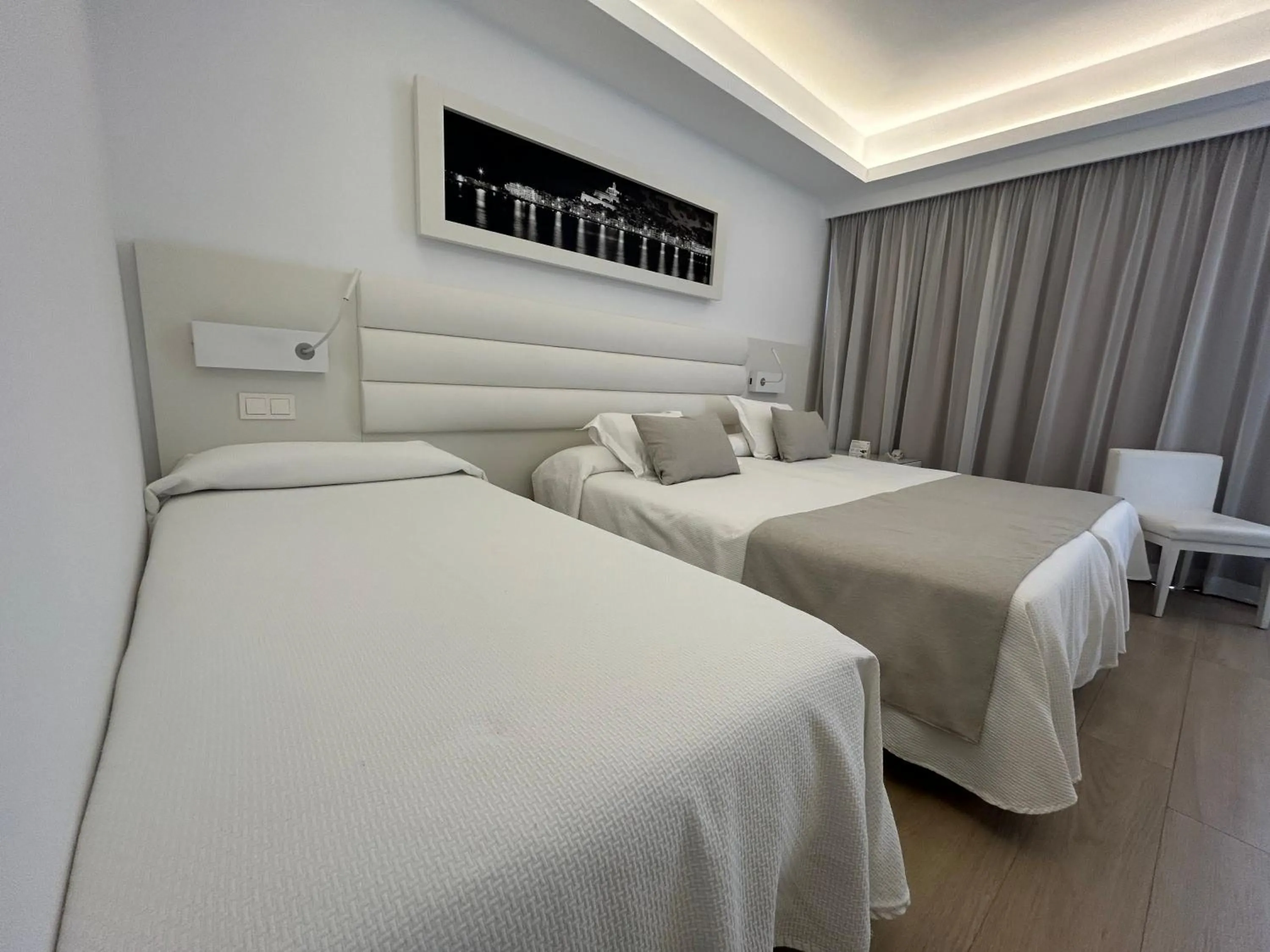 Photo of the whole room, Bed in Hotel Argos Ibiza