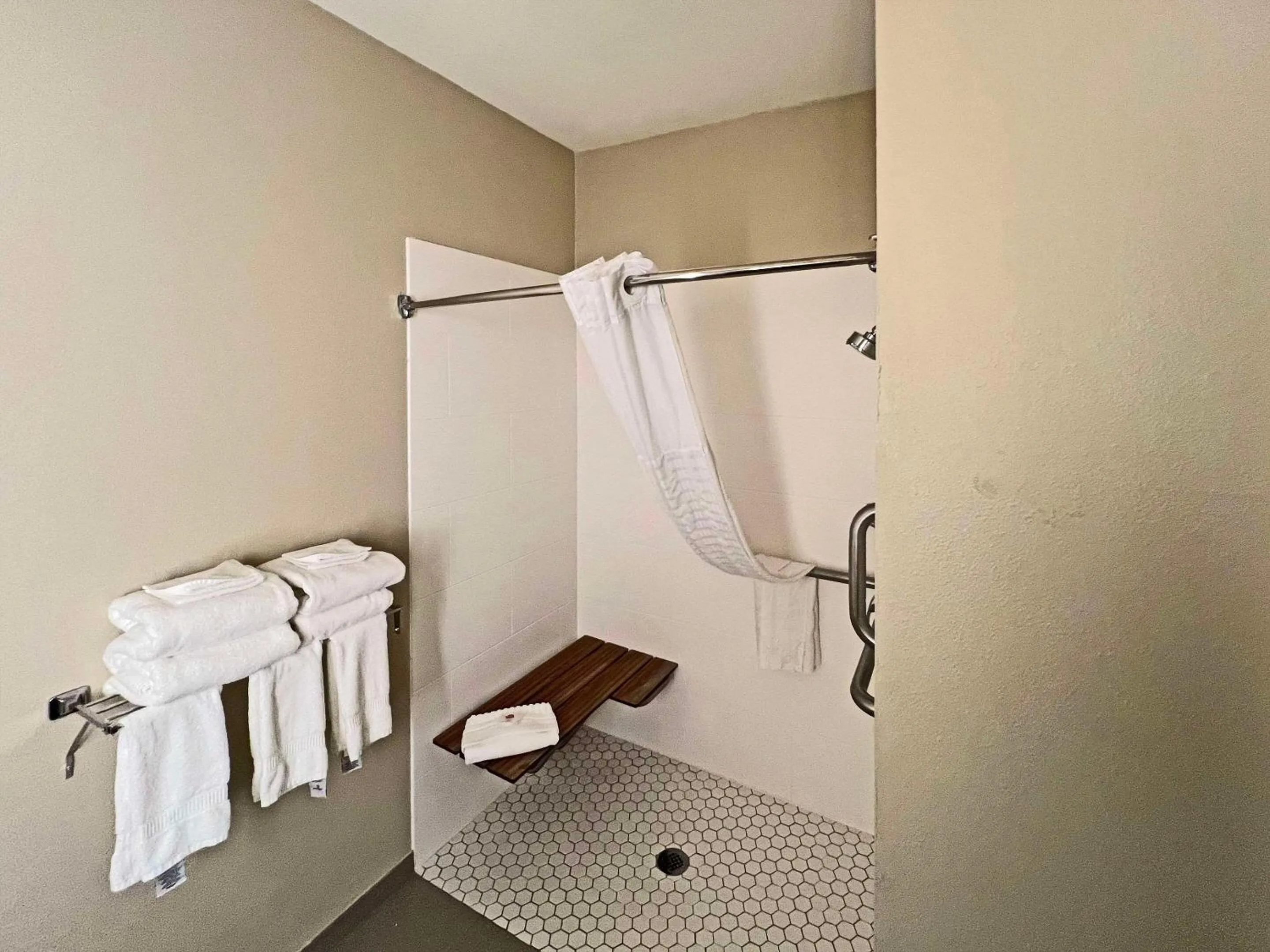 Bathroom in Comfort Suites Peoria Sports Complex