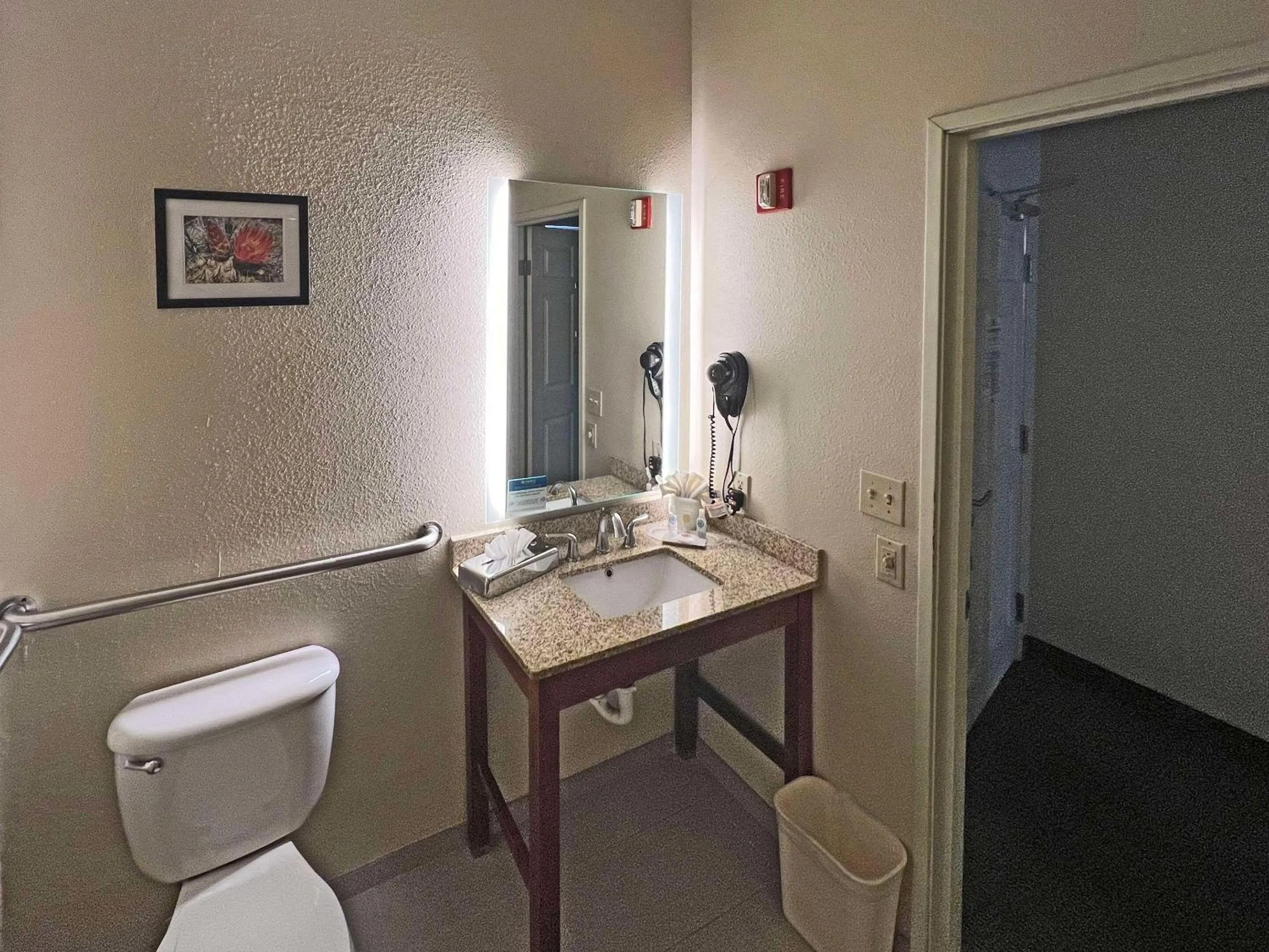 Bathroom in Comfort Suites Peoria Sports Complex