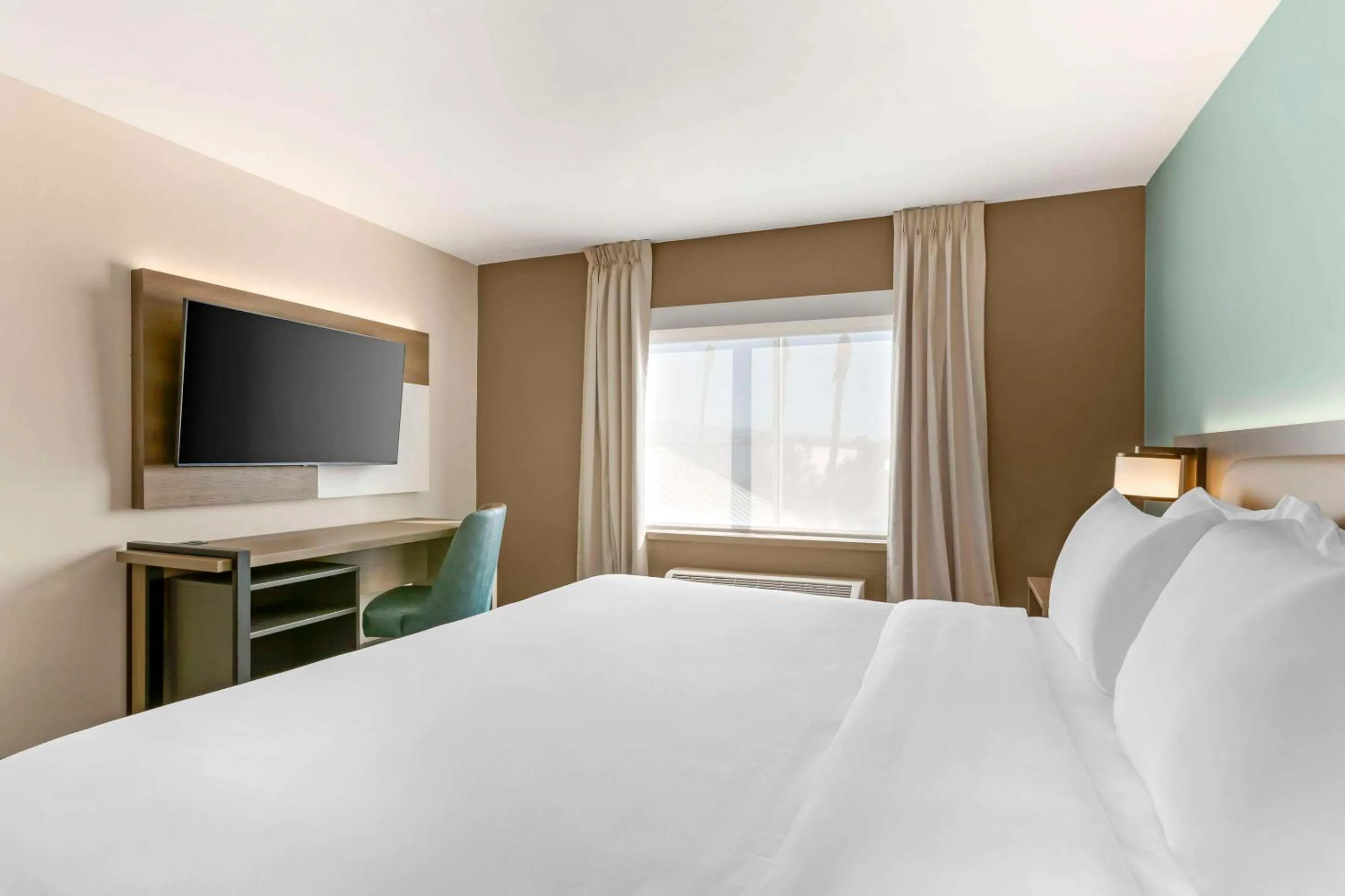 Bedroom, Bed in Comfort Suites at Tucson Mall