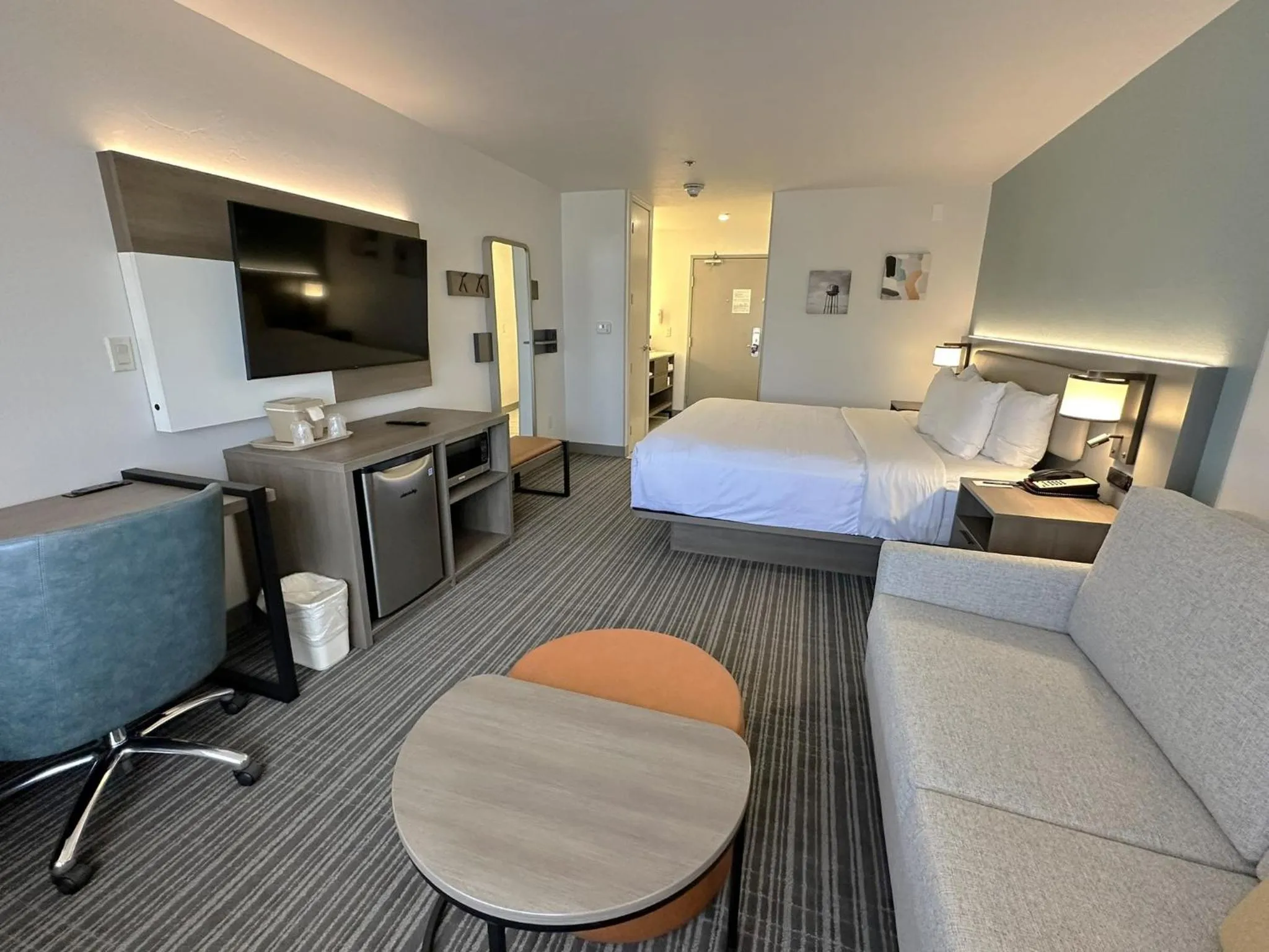 Bedroom, Bed in Comfort Suites at Tucson Mall