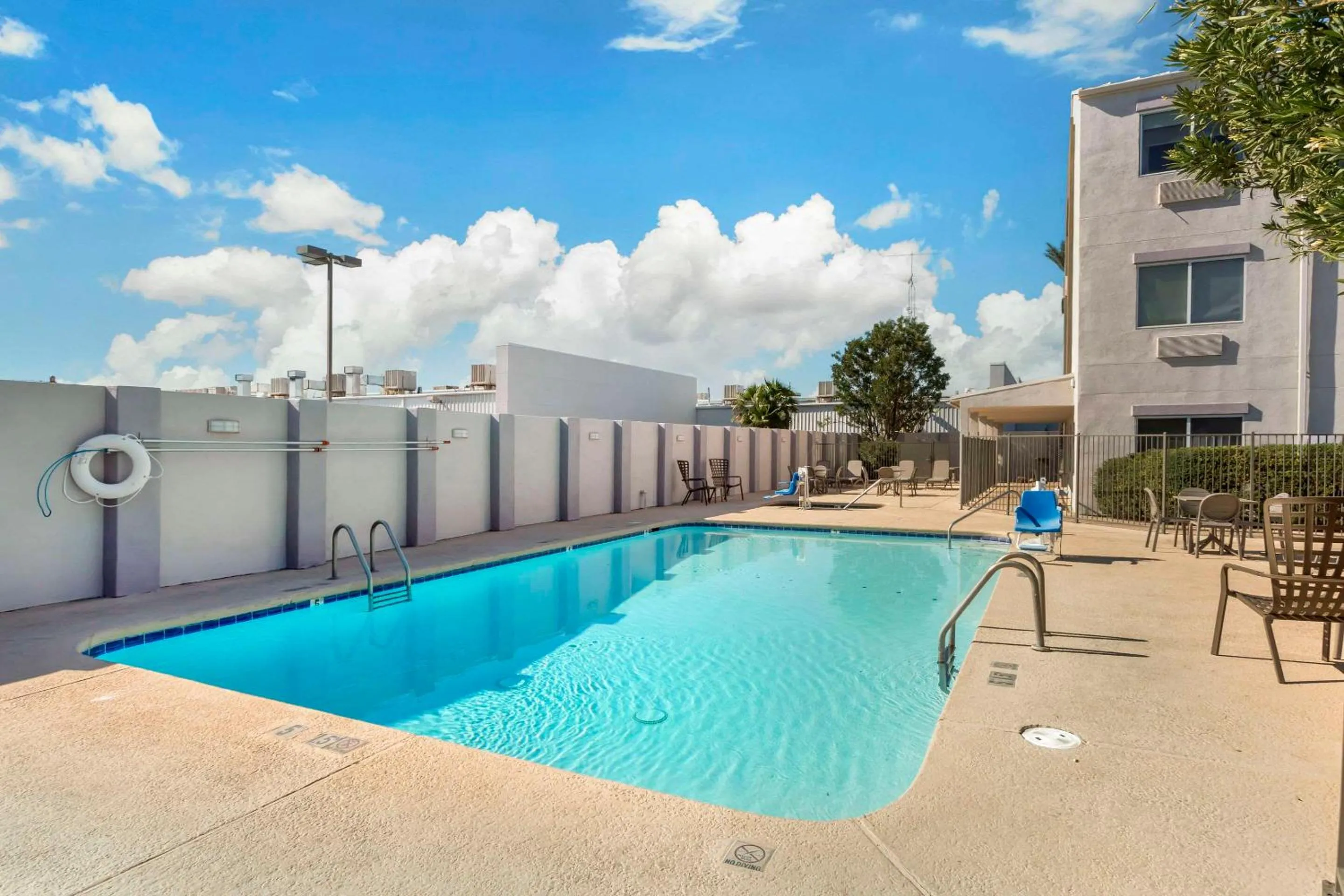 Swimming pool in Comfort Suites at Tucson Mall