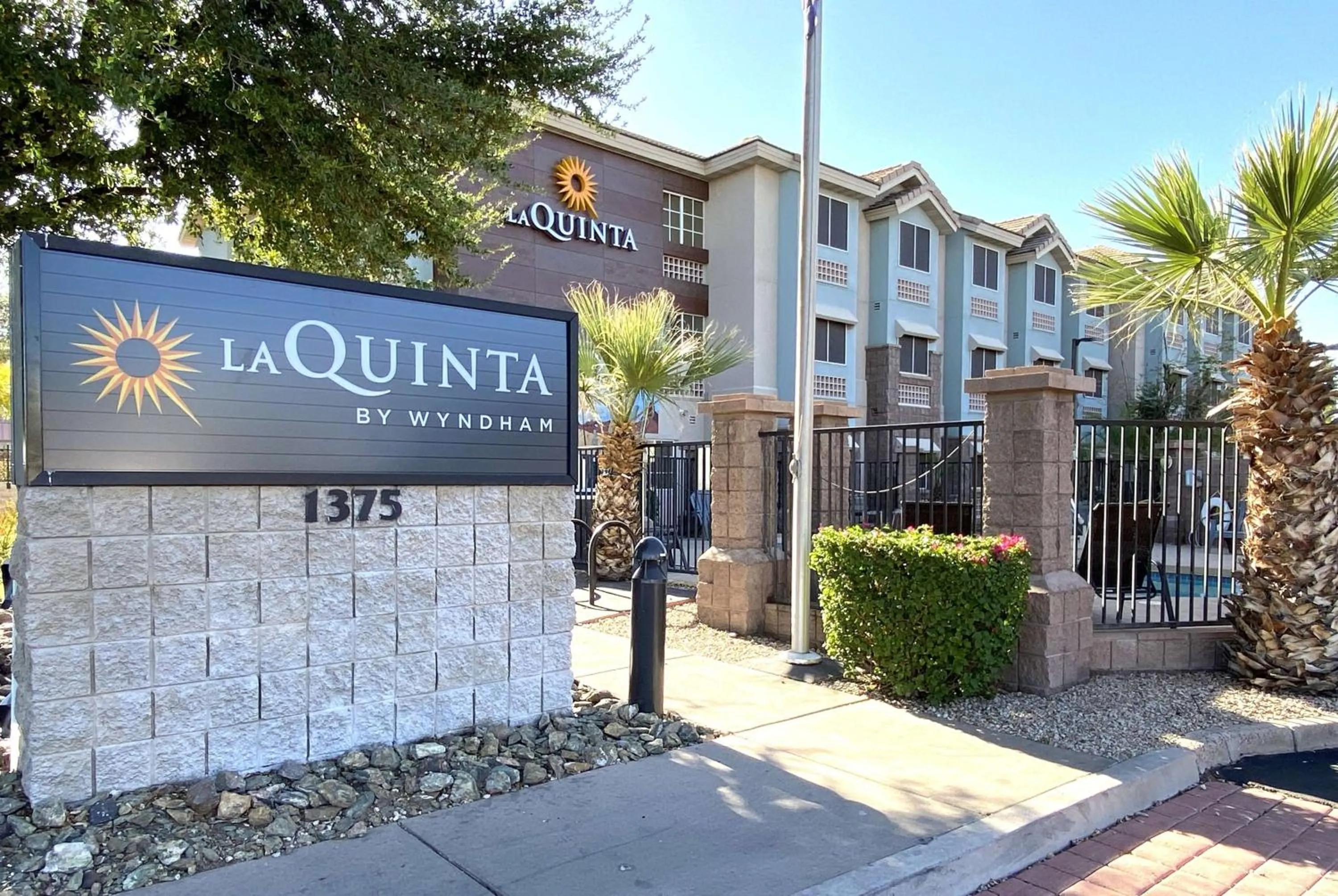 Property building in La Quinta Inn & Suites by Wyndham Tempe University, Phoenix