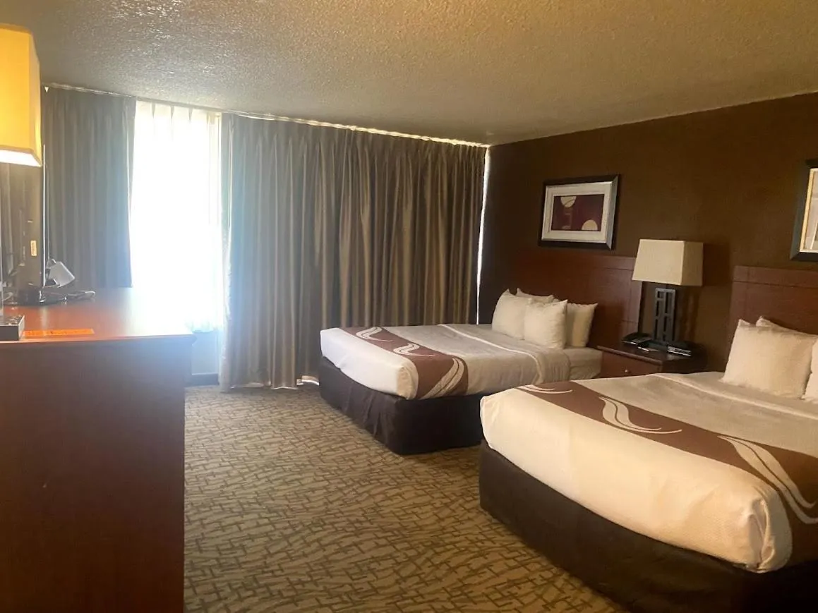 Bed in Quality Inn View of Lake Powell - Page