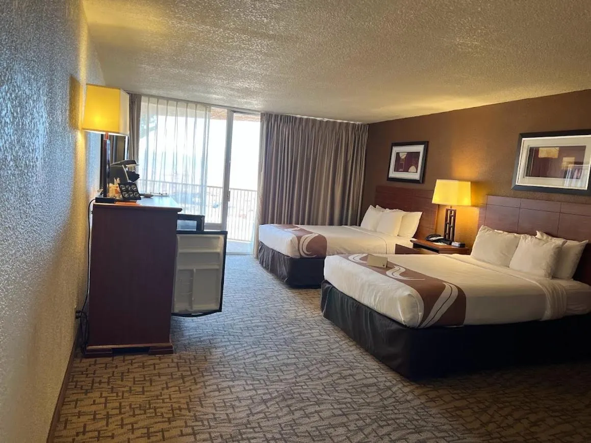 Bed in Quality Inn View of Lake Powell - Page