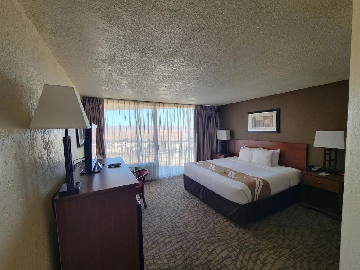 Bed in Quality Inn View of Lake Powell - Page