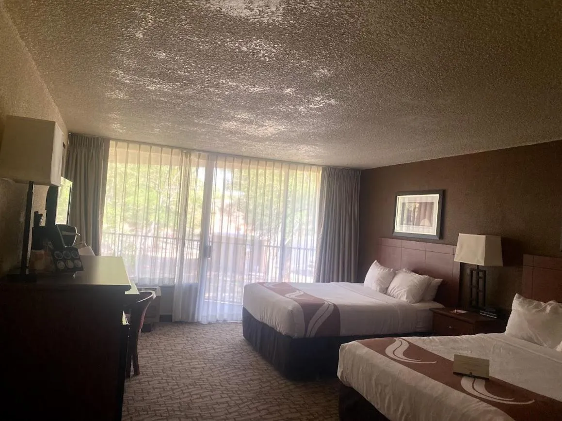 Bed in Quality Inn View of Lake Powell - Page