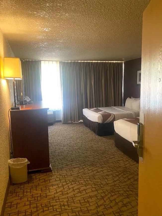 Bed in Quality Inn View of Lake Powell - Page