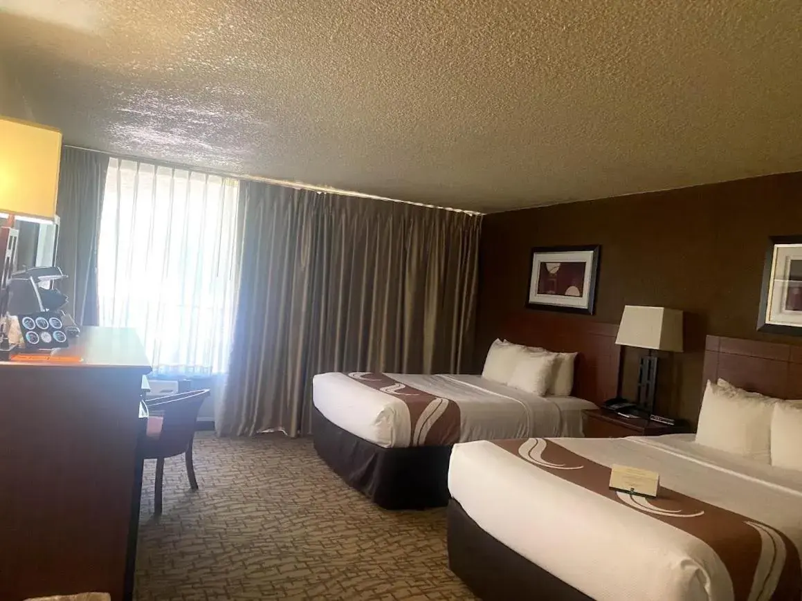 Standard Queen Room with Two Queen Beds with Balcony and Pool View - Non-Smoking in Scenic View Inn - Lake Powell - Page AZ Standard Queen Room with Two Queen Beds with Balcony and Pool View - Non-Smoking in Scenic View Inn - Lake Powell - Page AZ