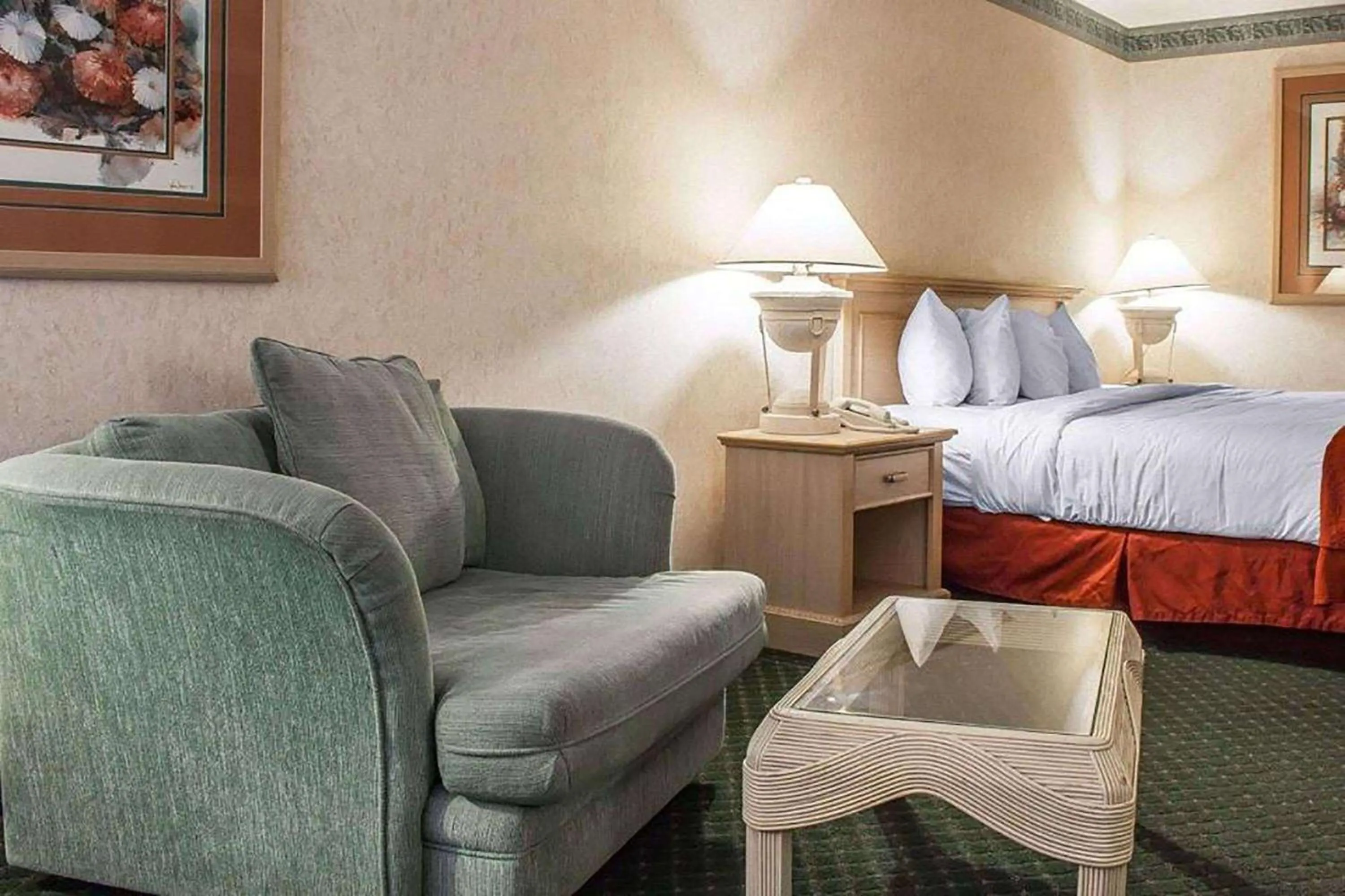 Photo of the whole room, Seating Area in Baymont by Wyndham Safford