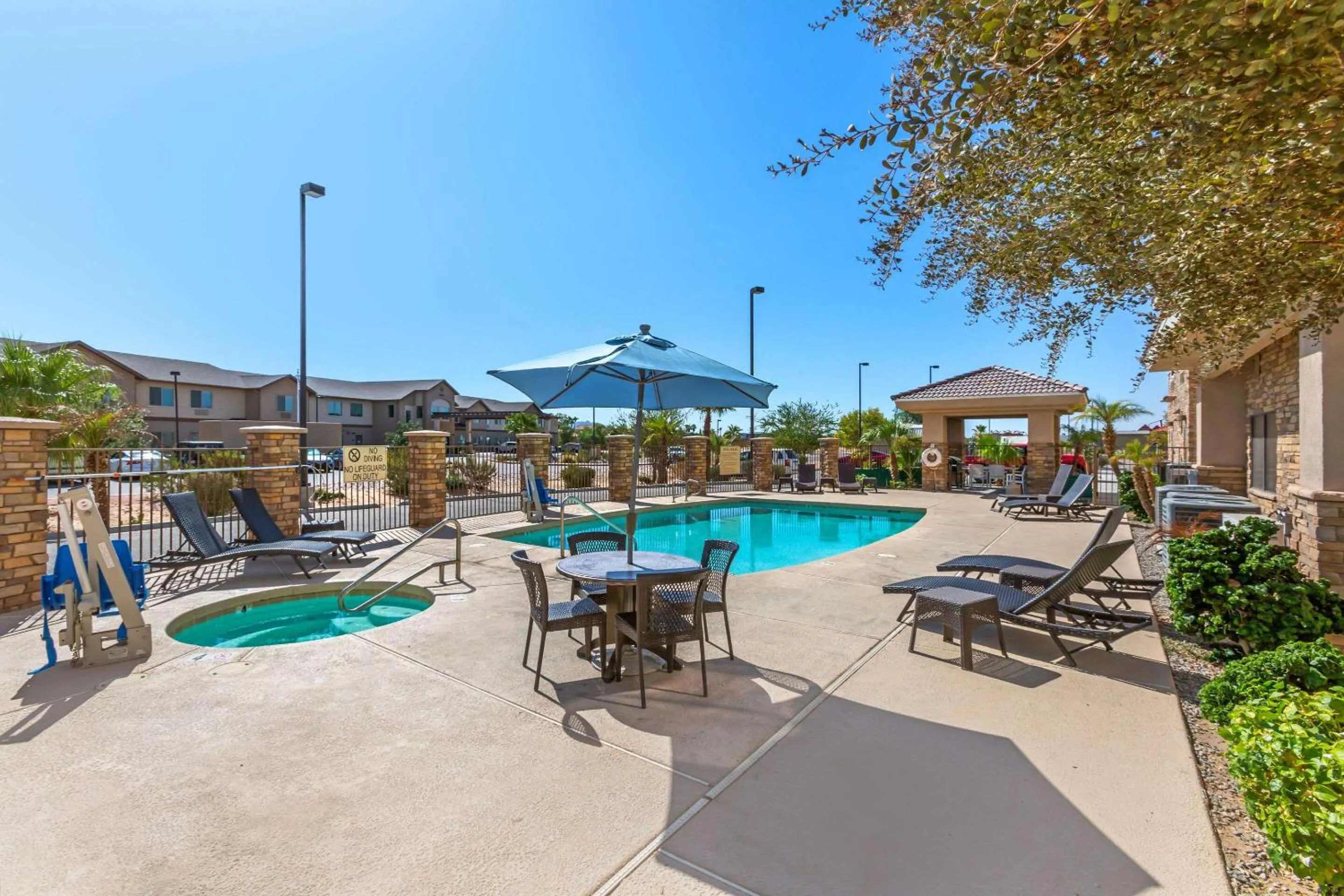 Swimming pool in Comfort Inn and Suites Yuma I-8