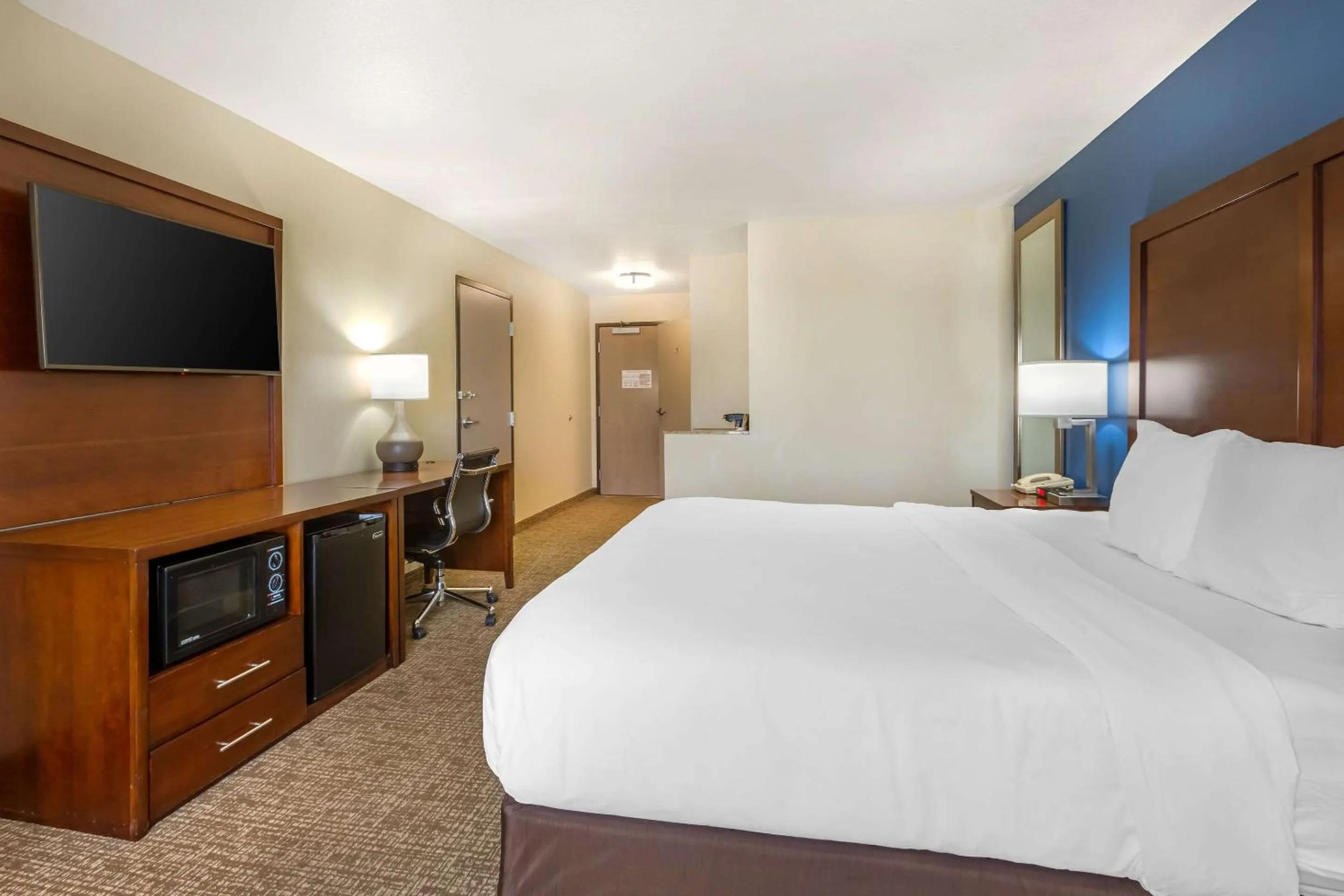TV and multimedia, Bed in Comfort Inn and Suites Yuma I-8