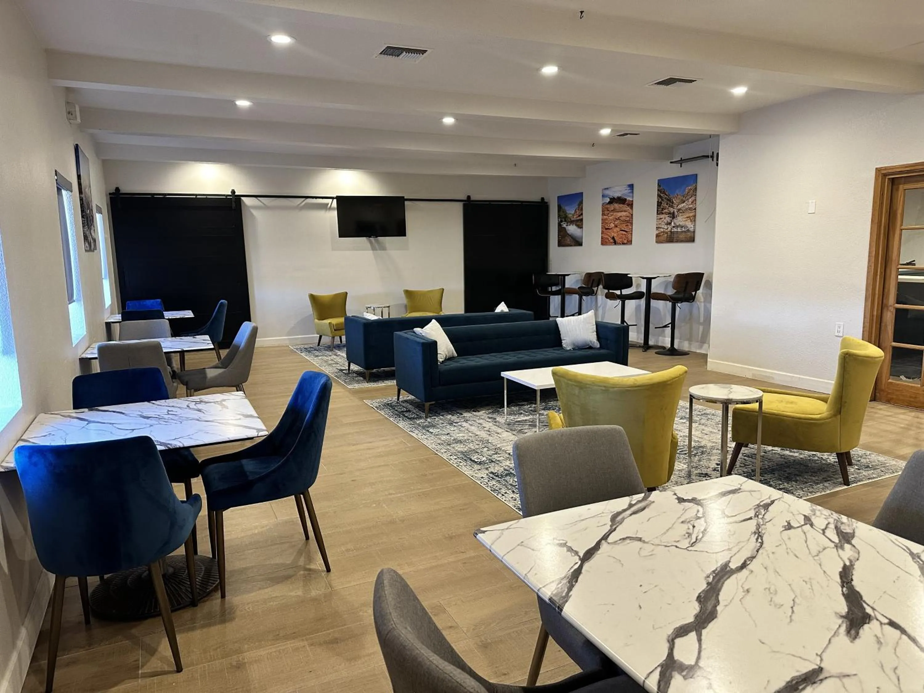 Lounge or bar in Clarion Pointe Winslow I-40