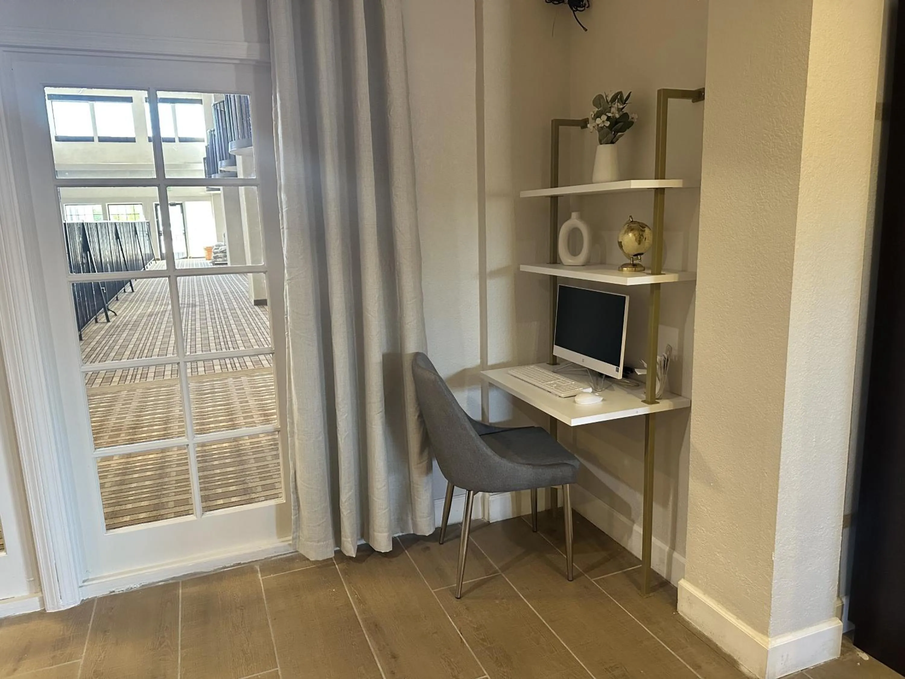 Business facilities in Clarion Pointe Winslow I-40