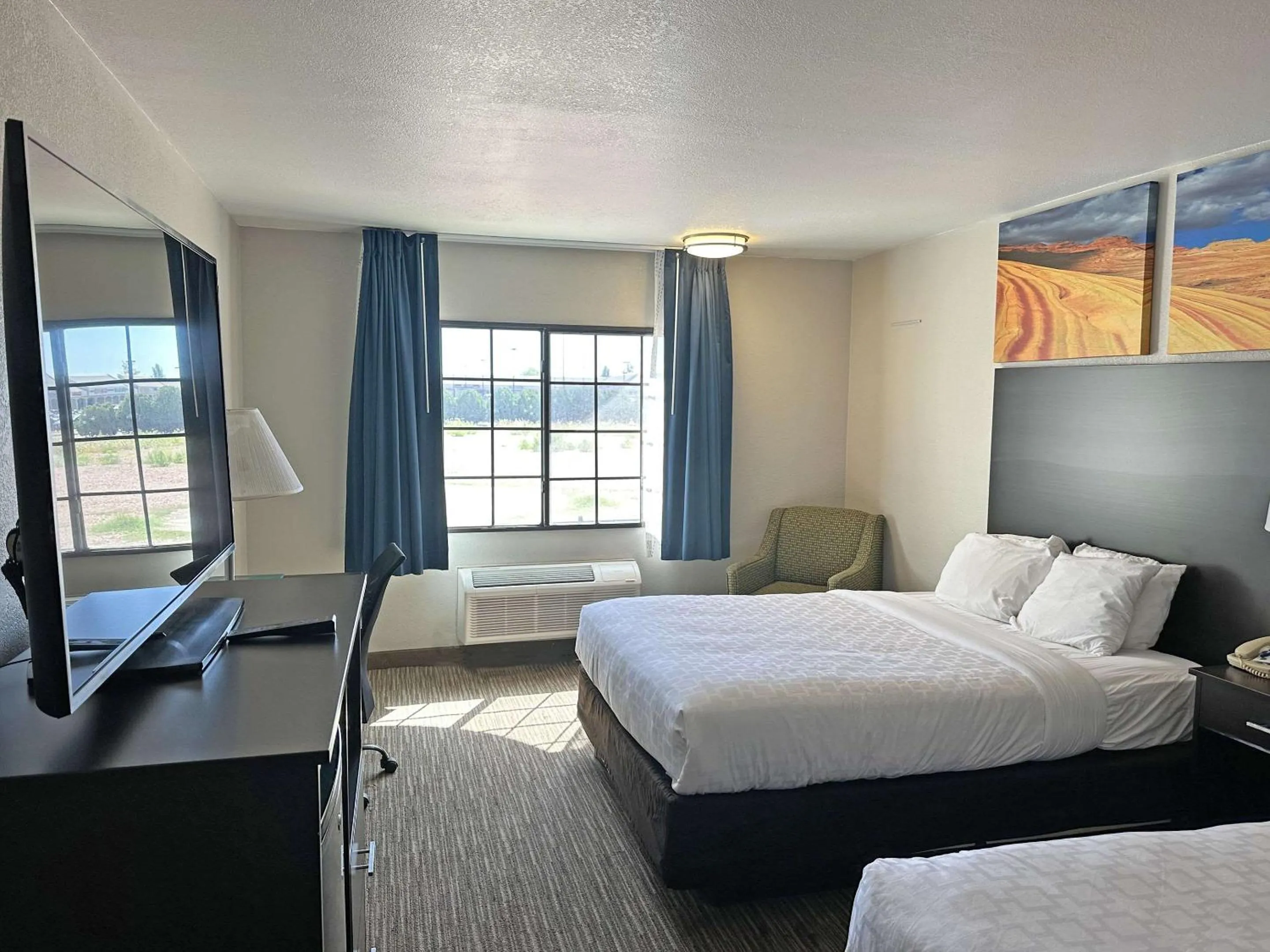 Bedroom, Bed in Clarion Pointe Winslow I-40