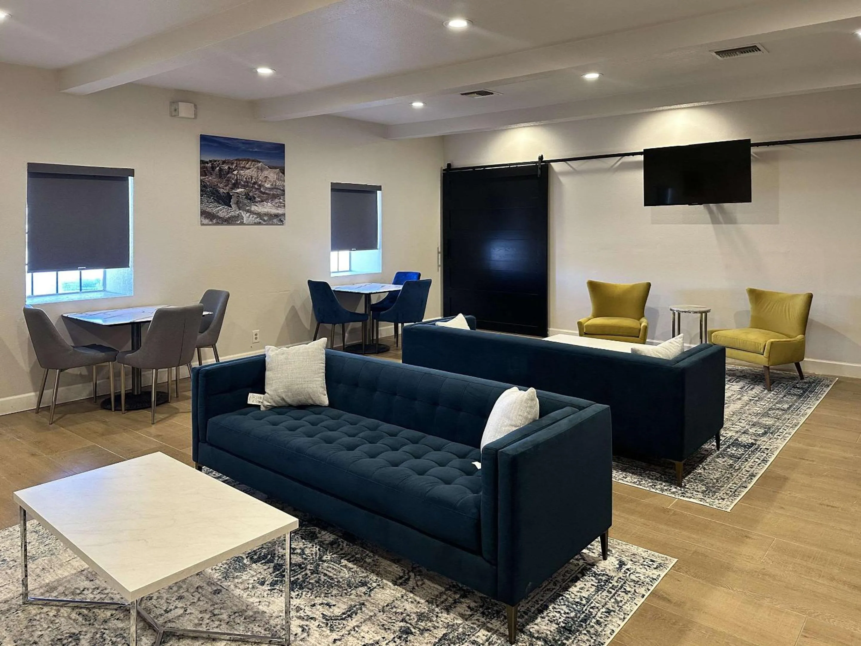 Lounge or bar in Clarion Pointe Winslow I-40