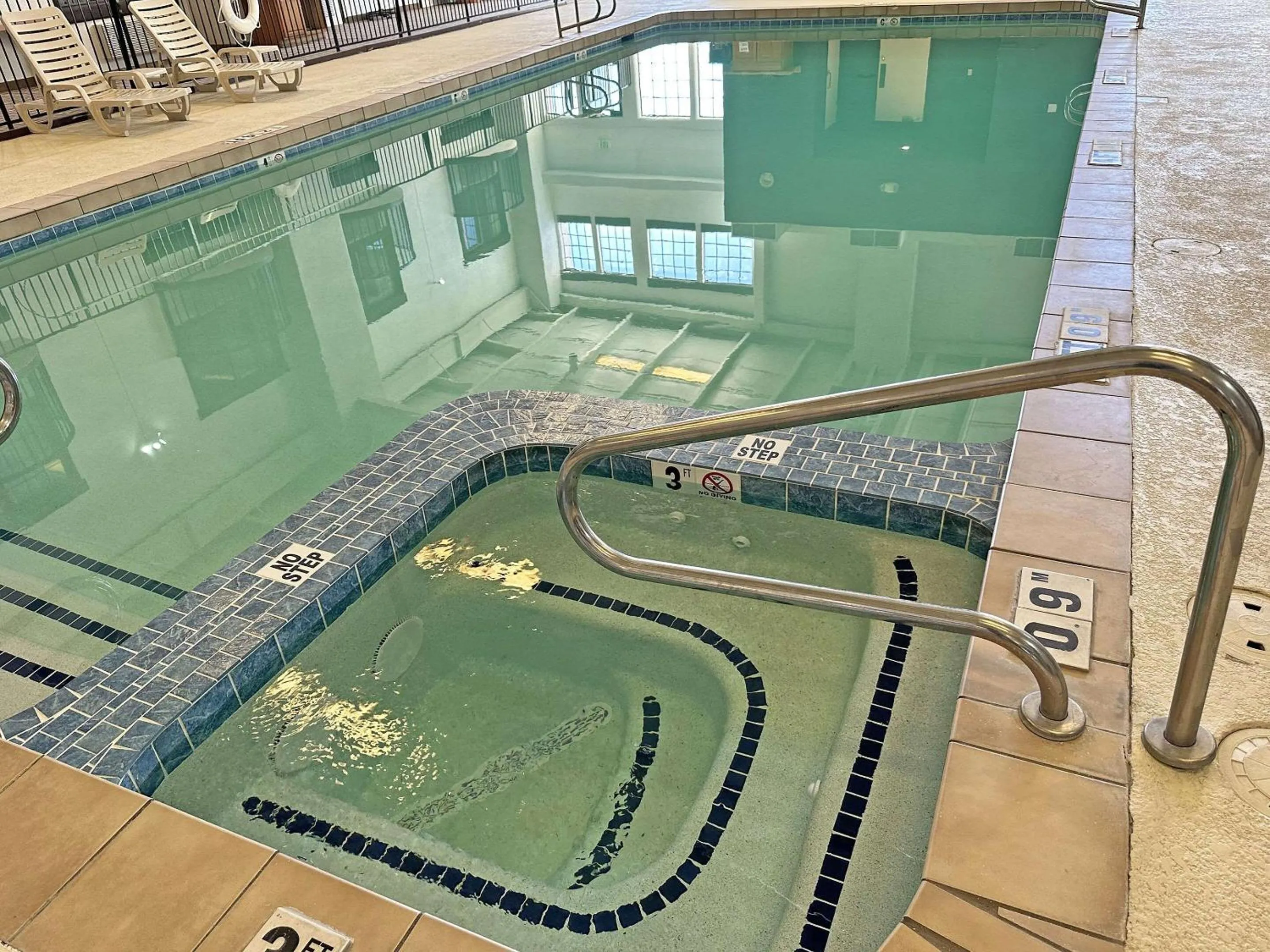 Swimming pool in Clarion Pointe Winslow I-40