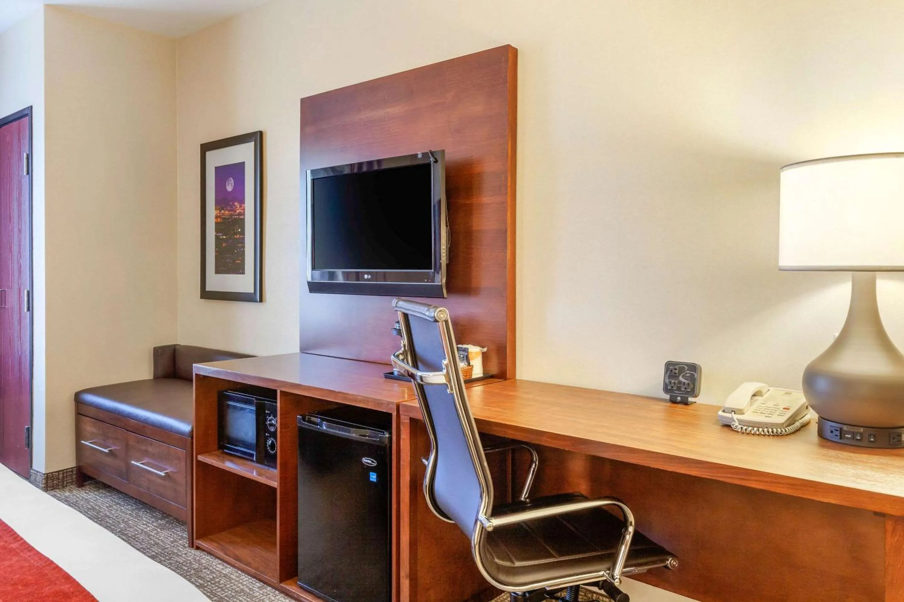 Bedroom in Comfort Suites Glendale - State Farm Stadium Area