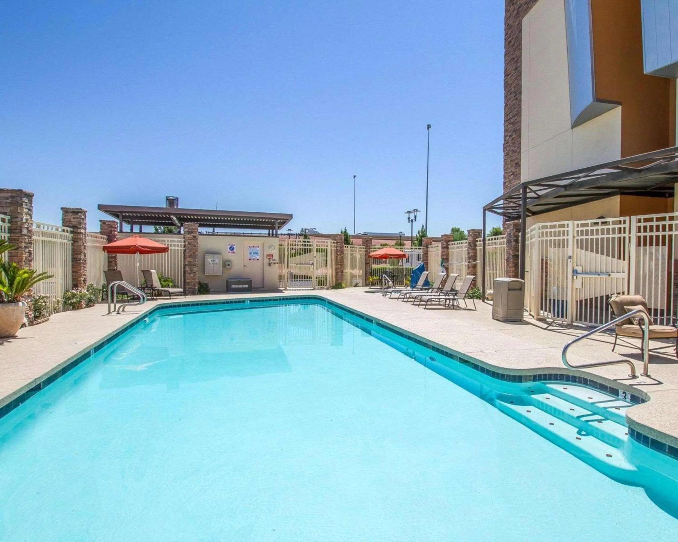 Swimming pool in Comfort Suites Glendale - State Farm Stadium Area