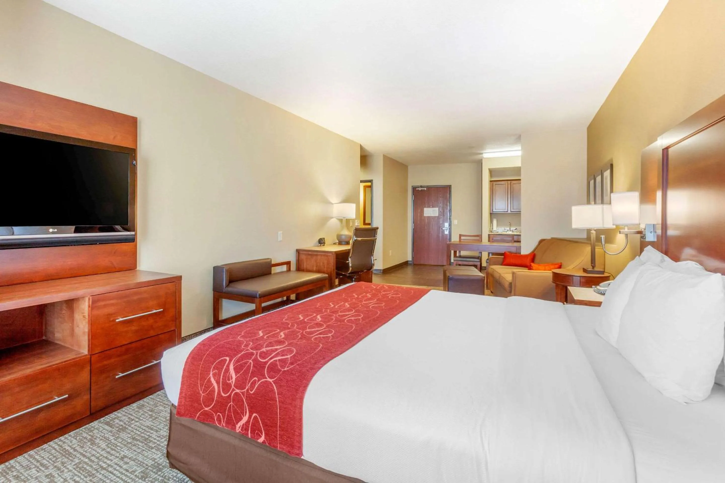 Bedroom, Bed in Comfort Suites Glendale - State Farm Stadium Area