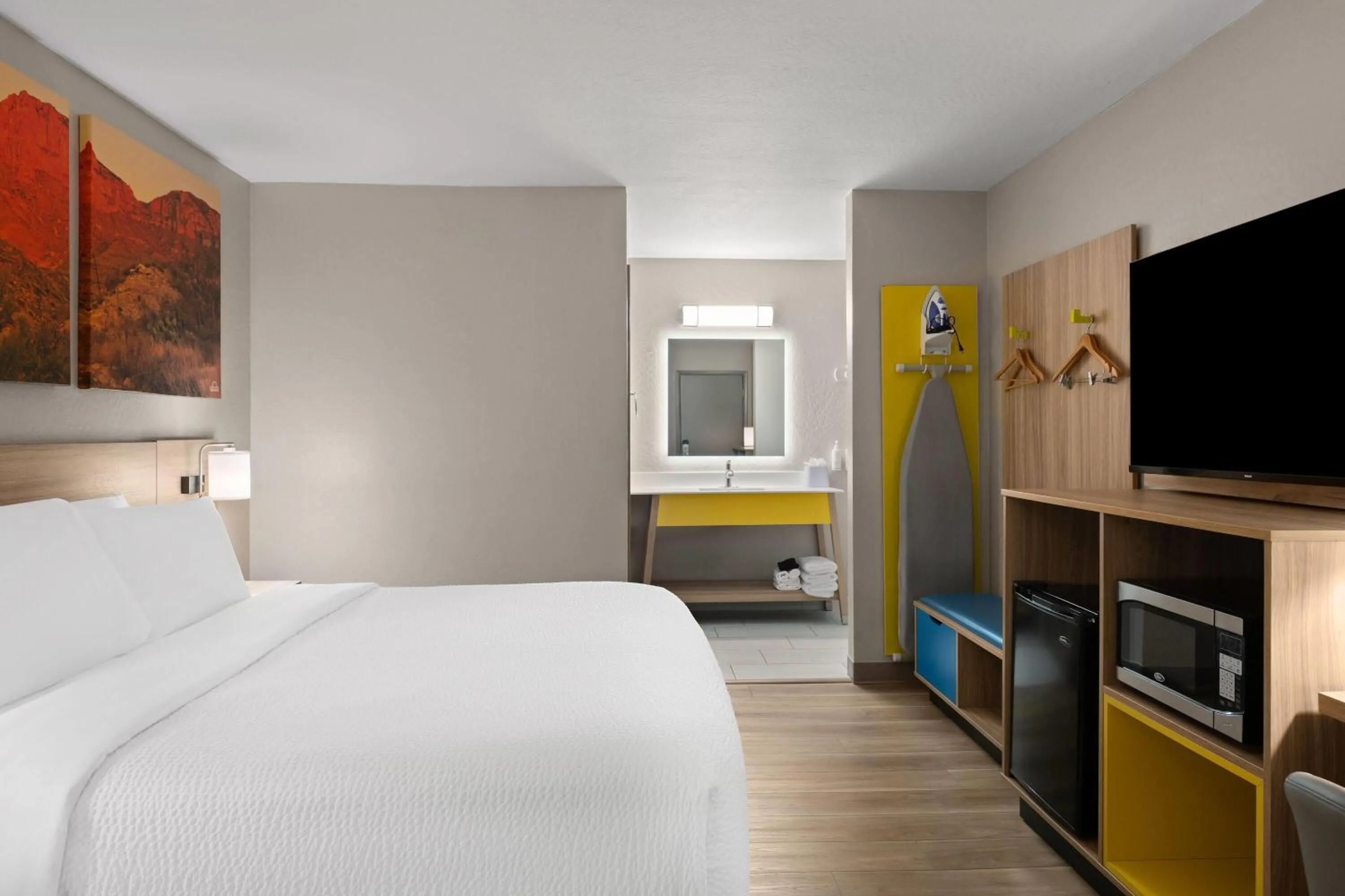 Photo of the whole room, Bed in Days Inn by Wyndham Prescott