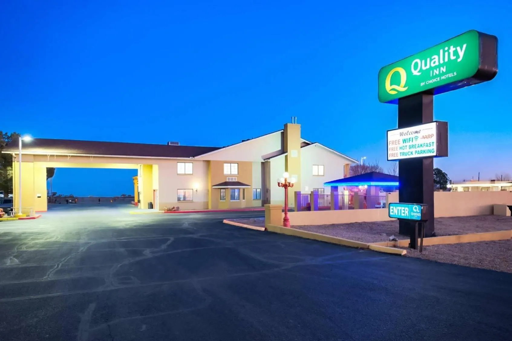 Property building in Quality Inn Holbrook near Petrified Forest