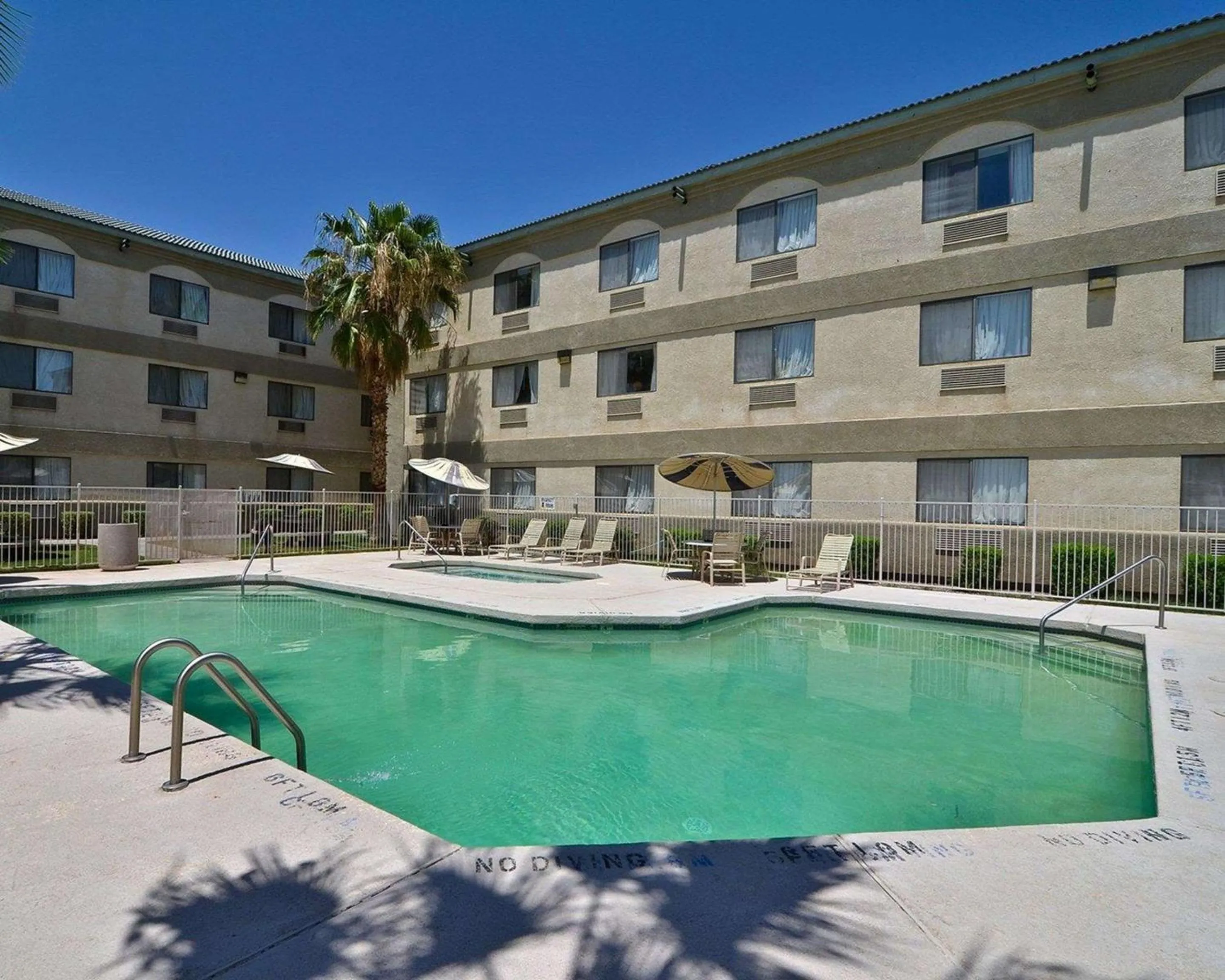 Swimming pool in Quality Inn & Suites Yuma