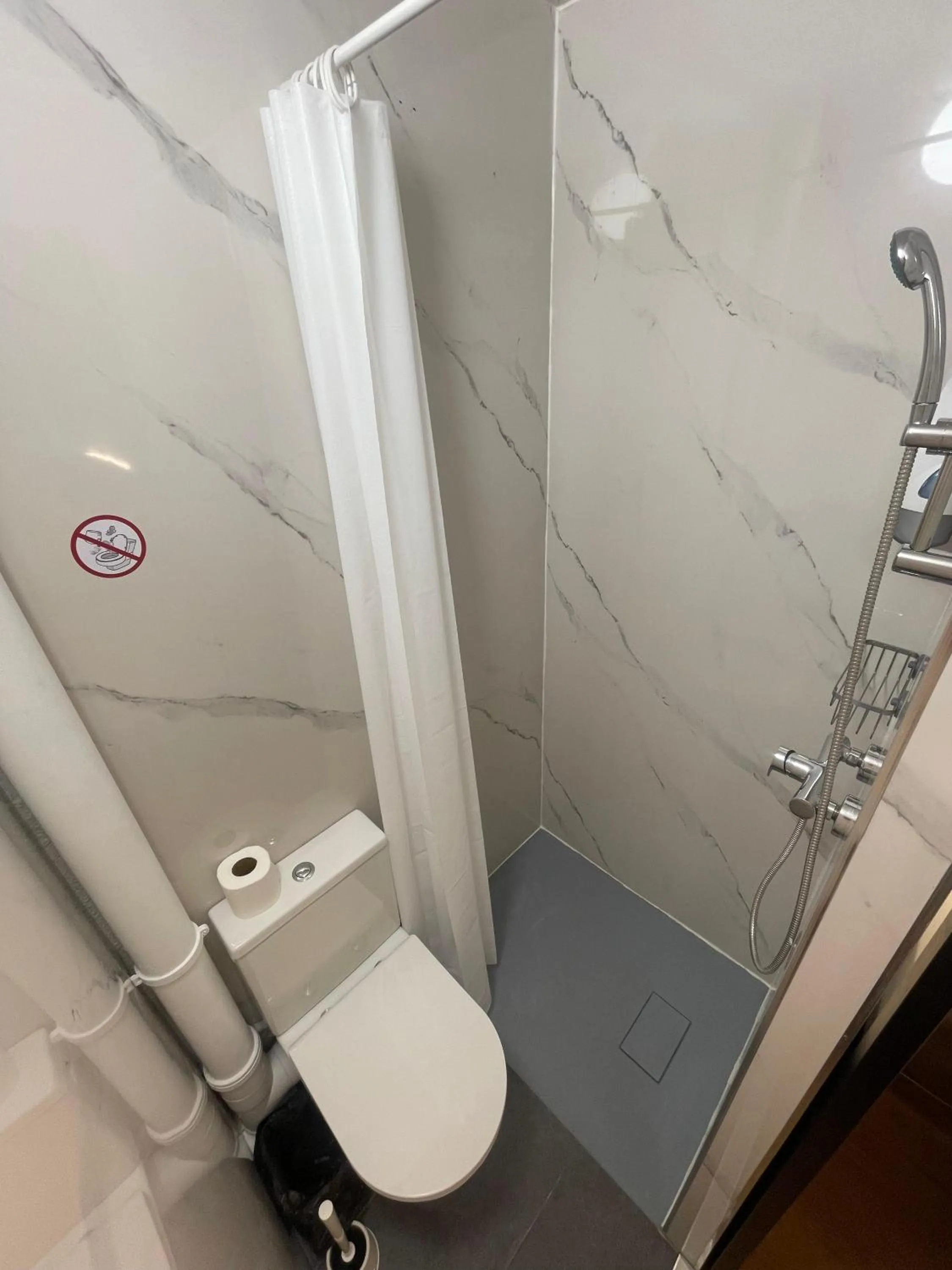 Shower in HOTEL THANIA