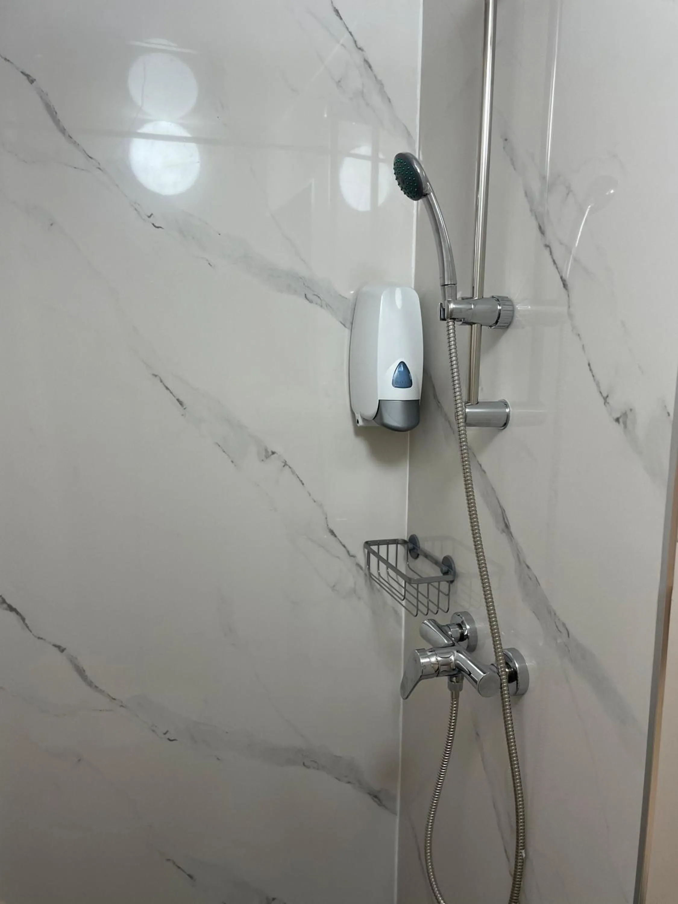 Shower in HOTEL THANIA